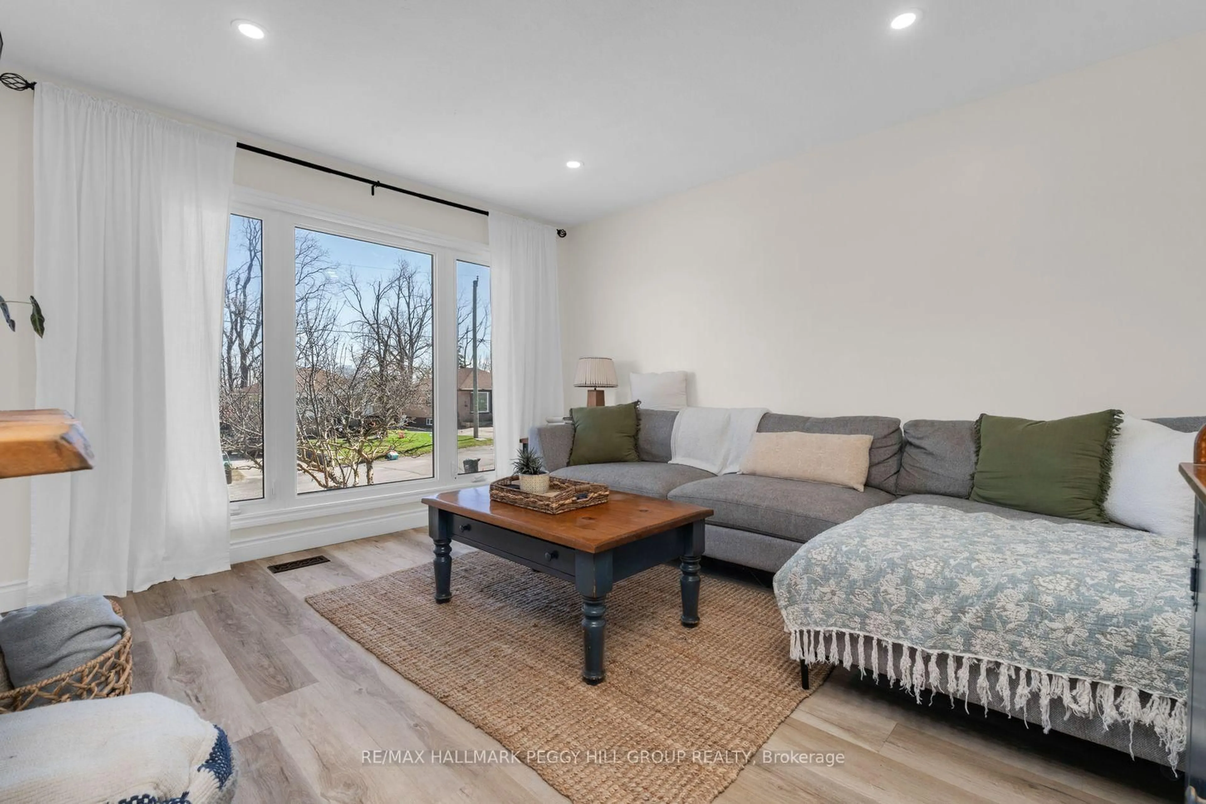 Living room with furniture, wood/laminate floor for 22 Agnes St, Barrie Ontario L4M 2S2