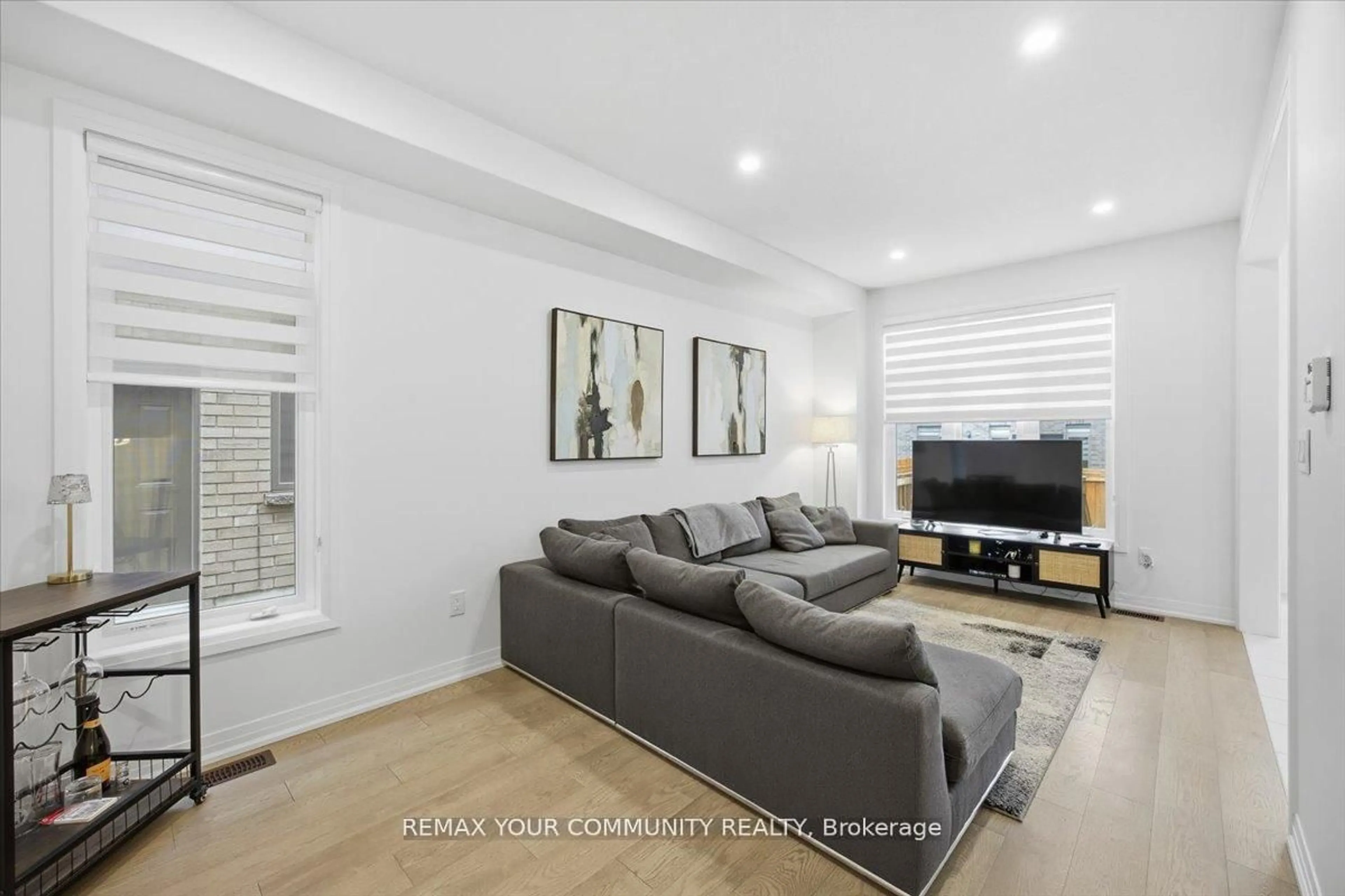 Living room with furniture, unknown for 76 Sagewood Ave, Barrie Ontario L9J 0K5