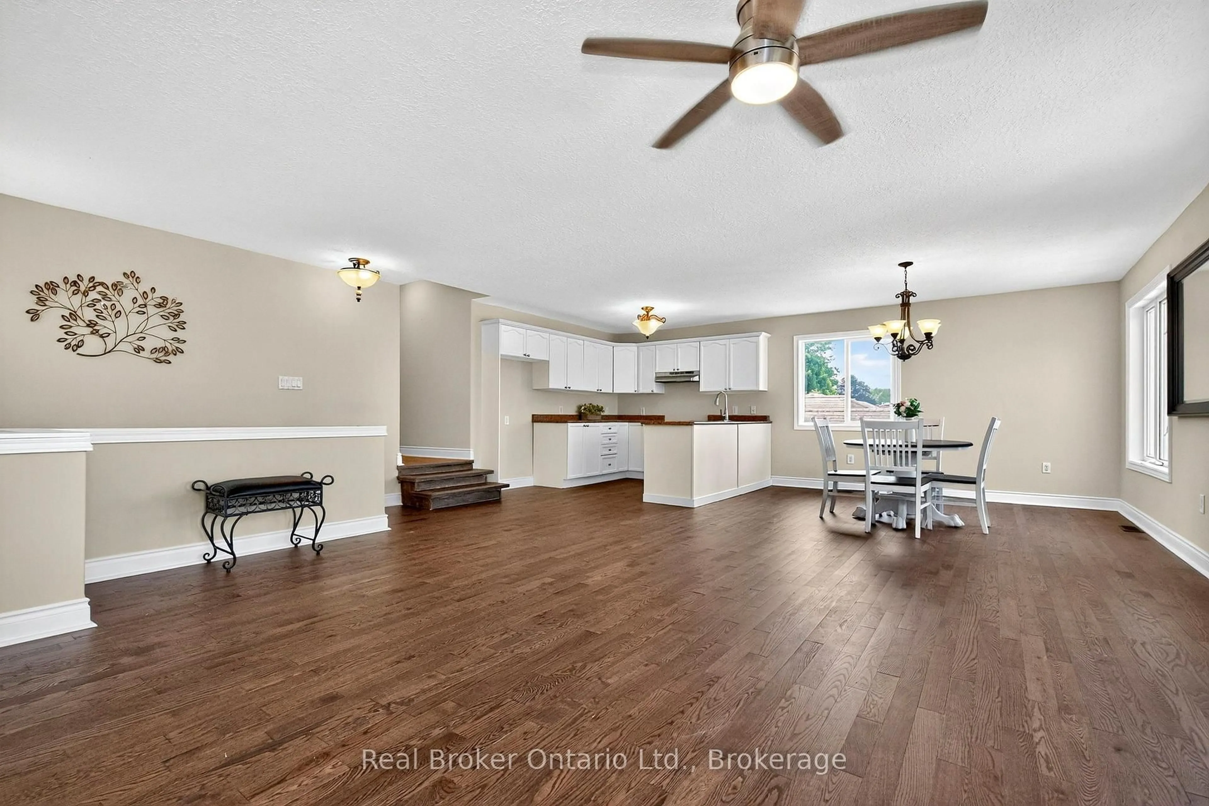 Open concept kitchen, unknown for 423 Irwin St, Midland Ontario L4R 2V6