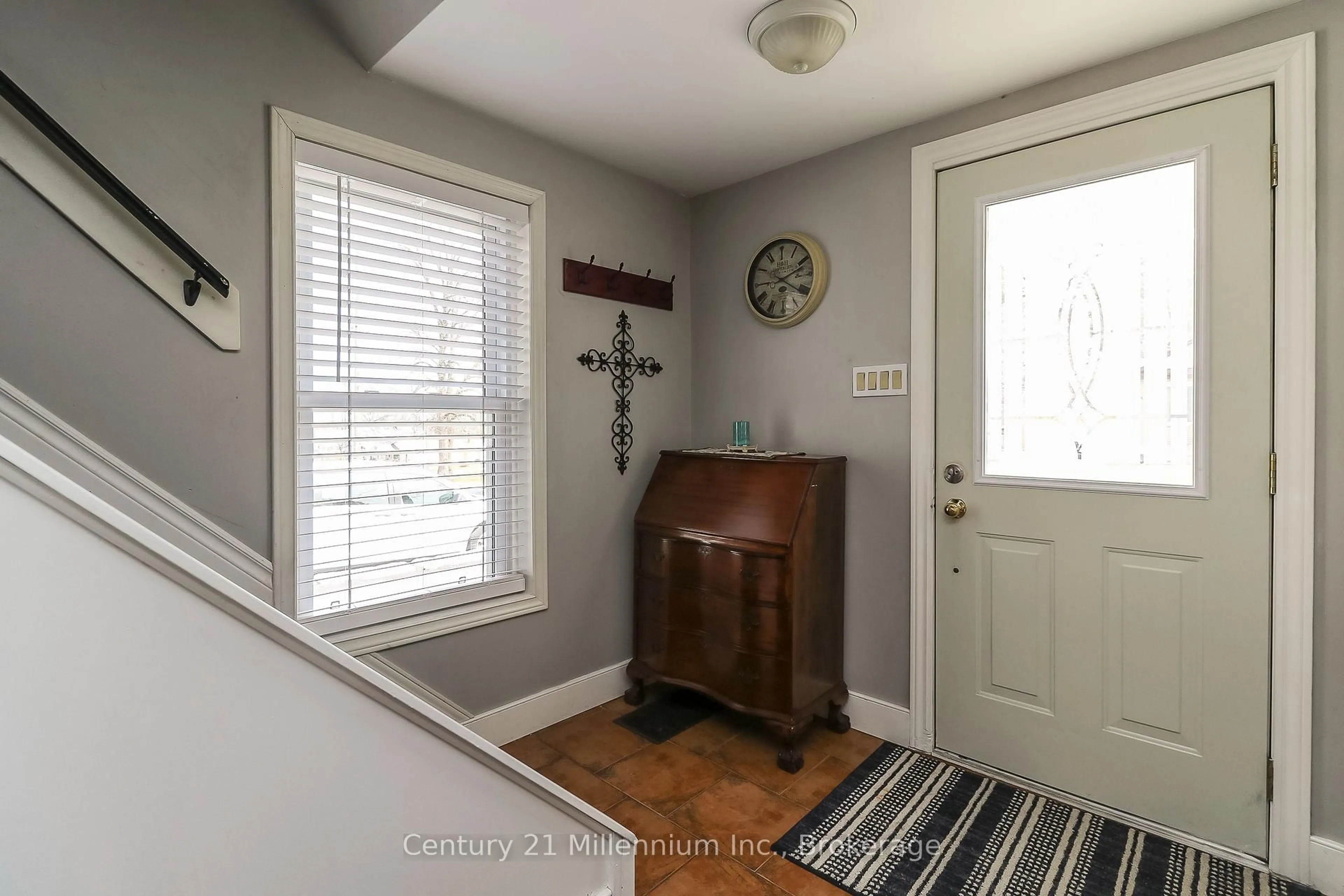 Indoor entryway for 756 Quebec St, Midland Ontario L4R 1E8