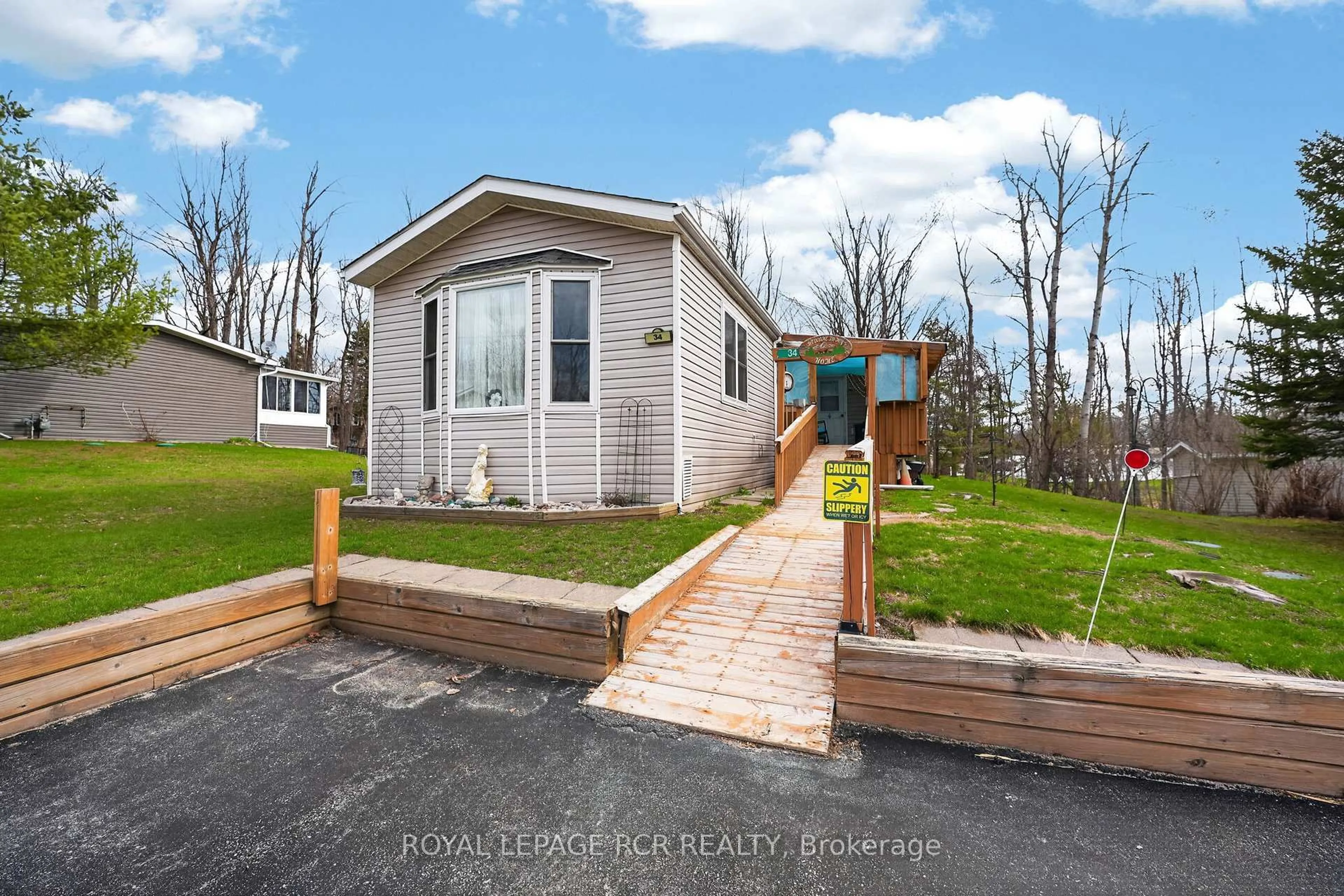 Home with vinyl exterior material, street for 34 Jane St, Oro-Medonte Ontario L3V 0P9