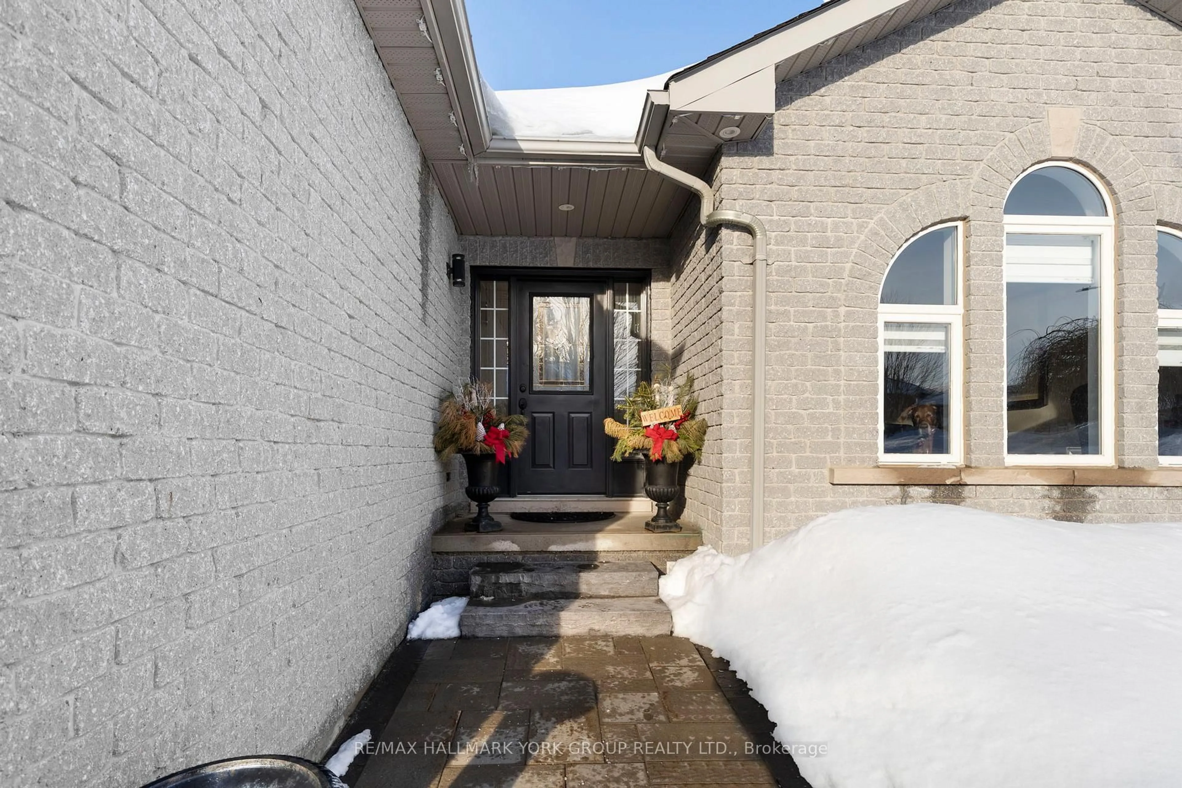 Indoor entryway for 18 Todd Dr, Barrie Ontario L4N 9K6