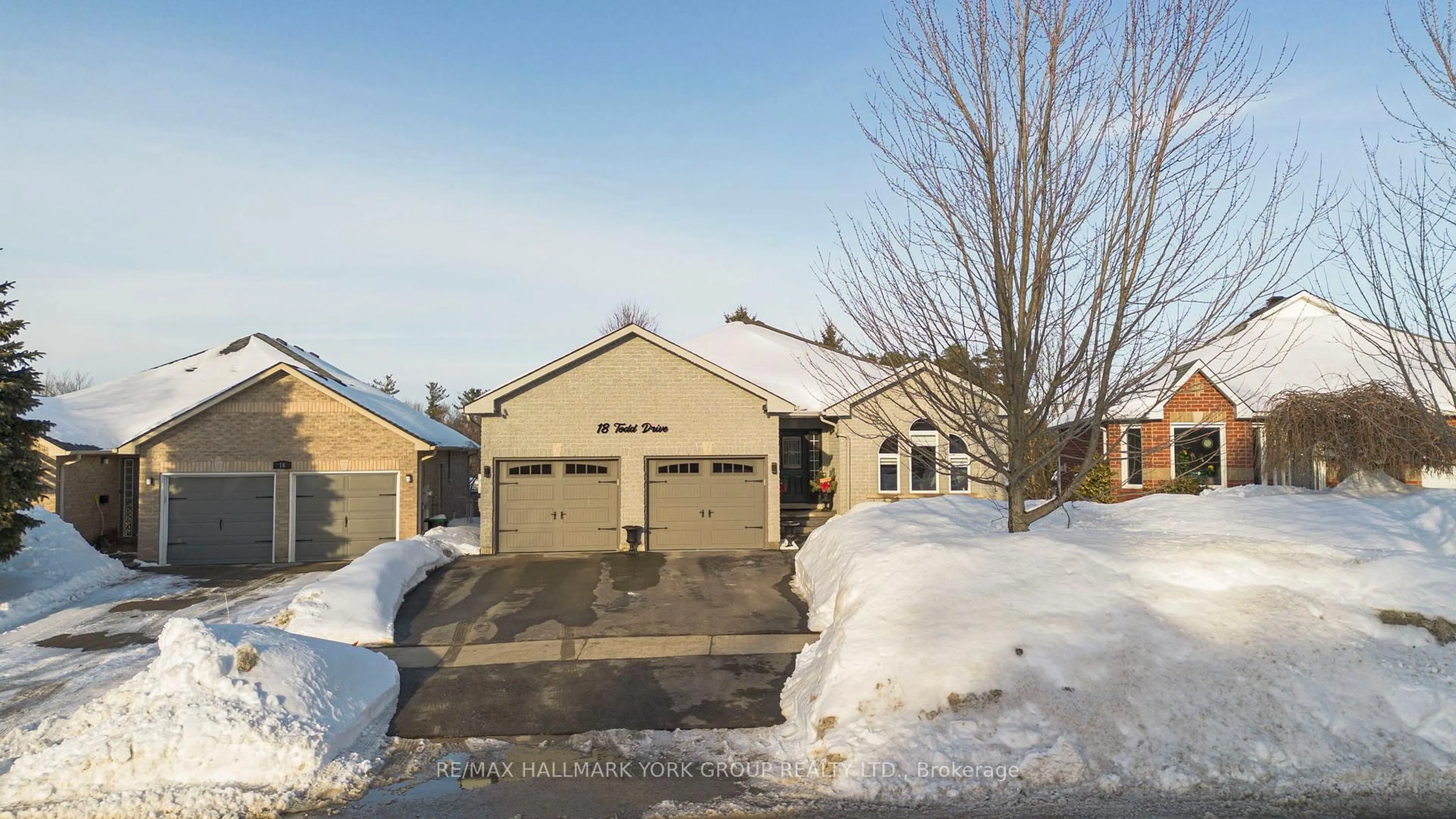 A pic from outside/outdoor area/front of a property/back of a property/a pic from drone, street for 18 Todd Dr, Barrie Ontario L4N 9K6