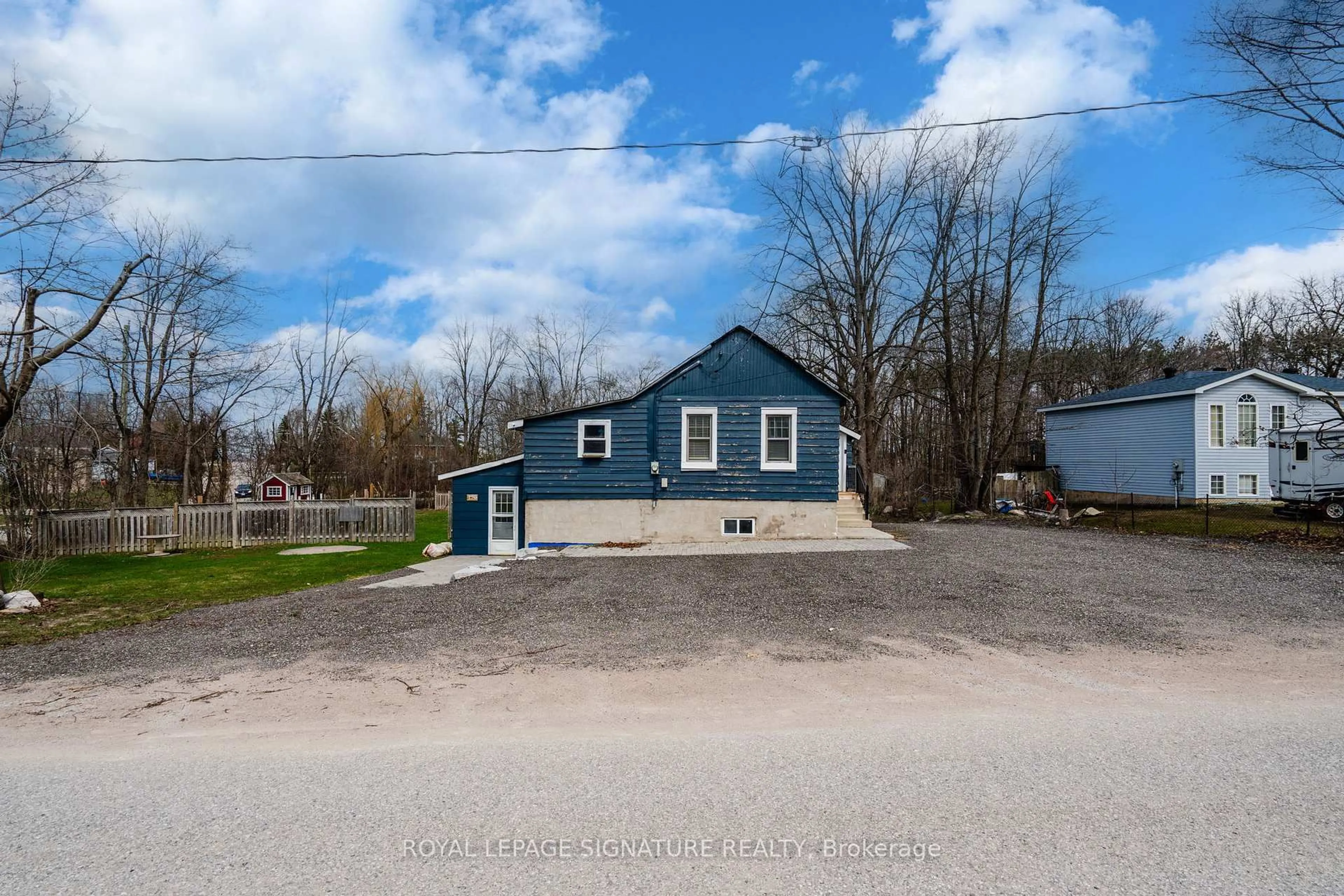 A pic from outside/outdoor area/front of a property/back of a property/a pic from drone, street for 120 Maple St, Tay Ontario L0L 2J0