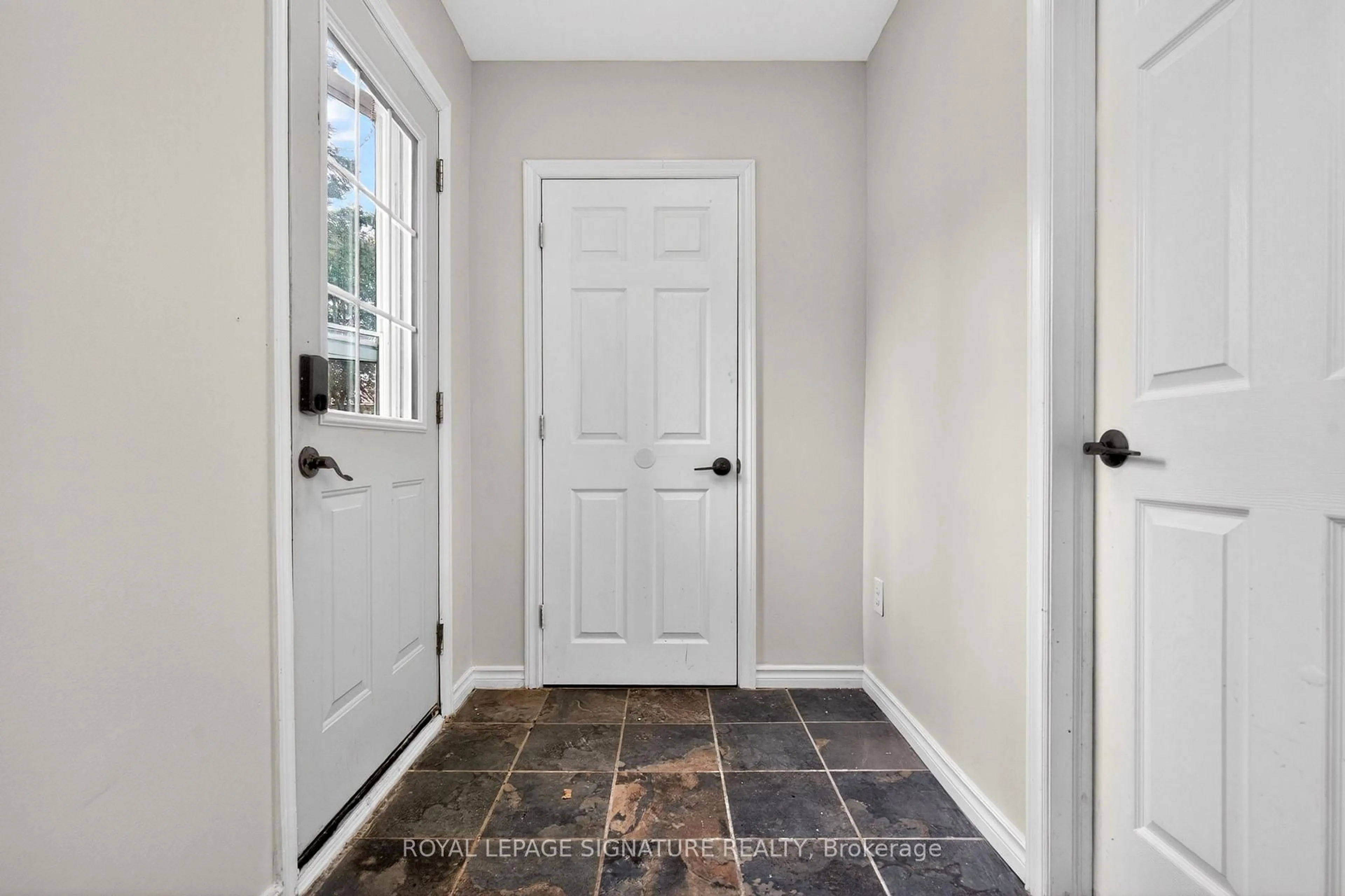 Indoor entryway for 120 Maple St, Tay Ontario L0L 2J0
