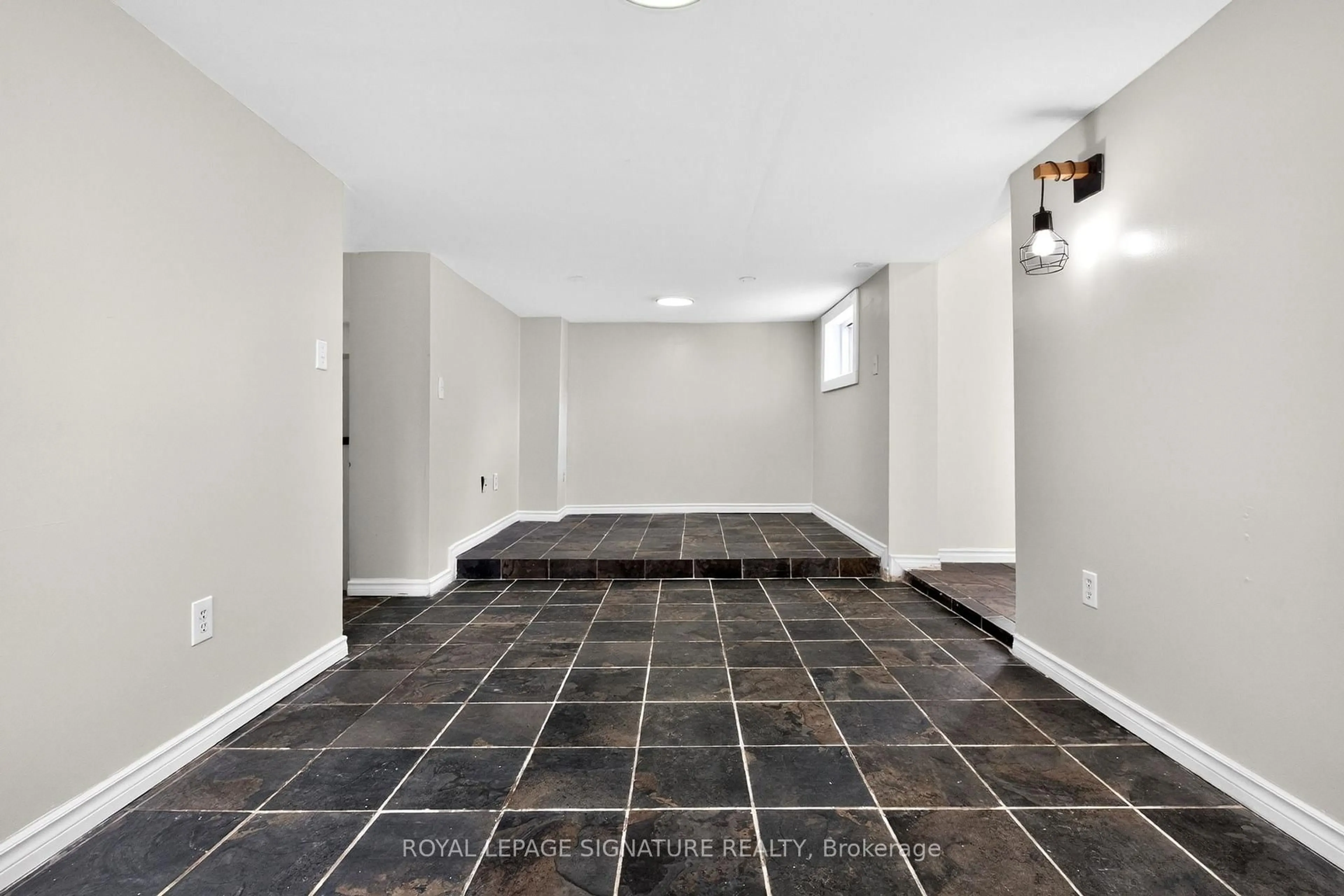 Indoor entryway for 120 Maple St, Tay Ontario L0L 2J0