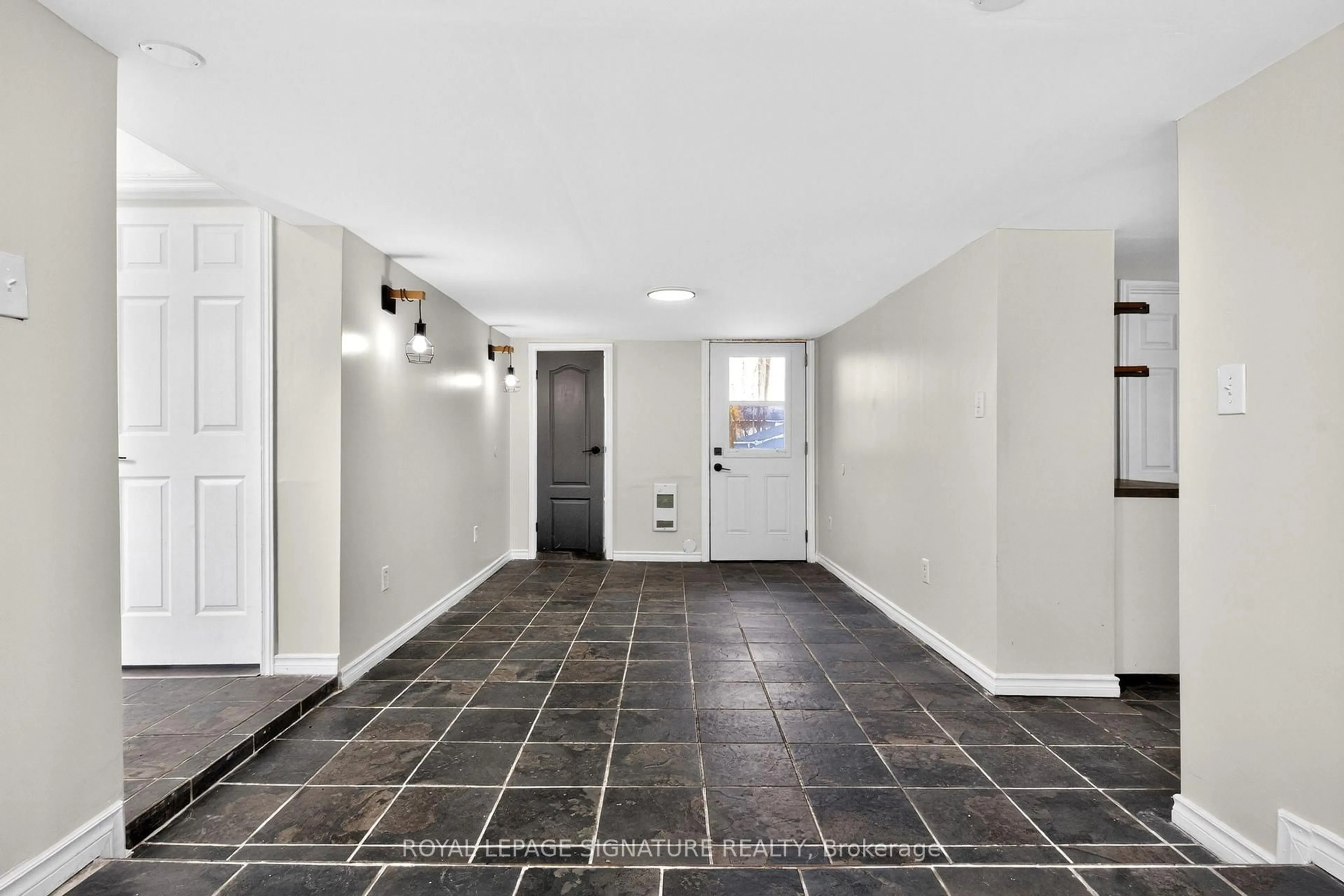 Indoor entryway for 120 Maple St, Tay Ontario L0L 2J0