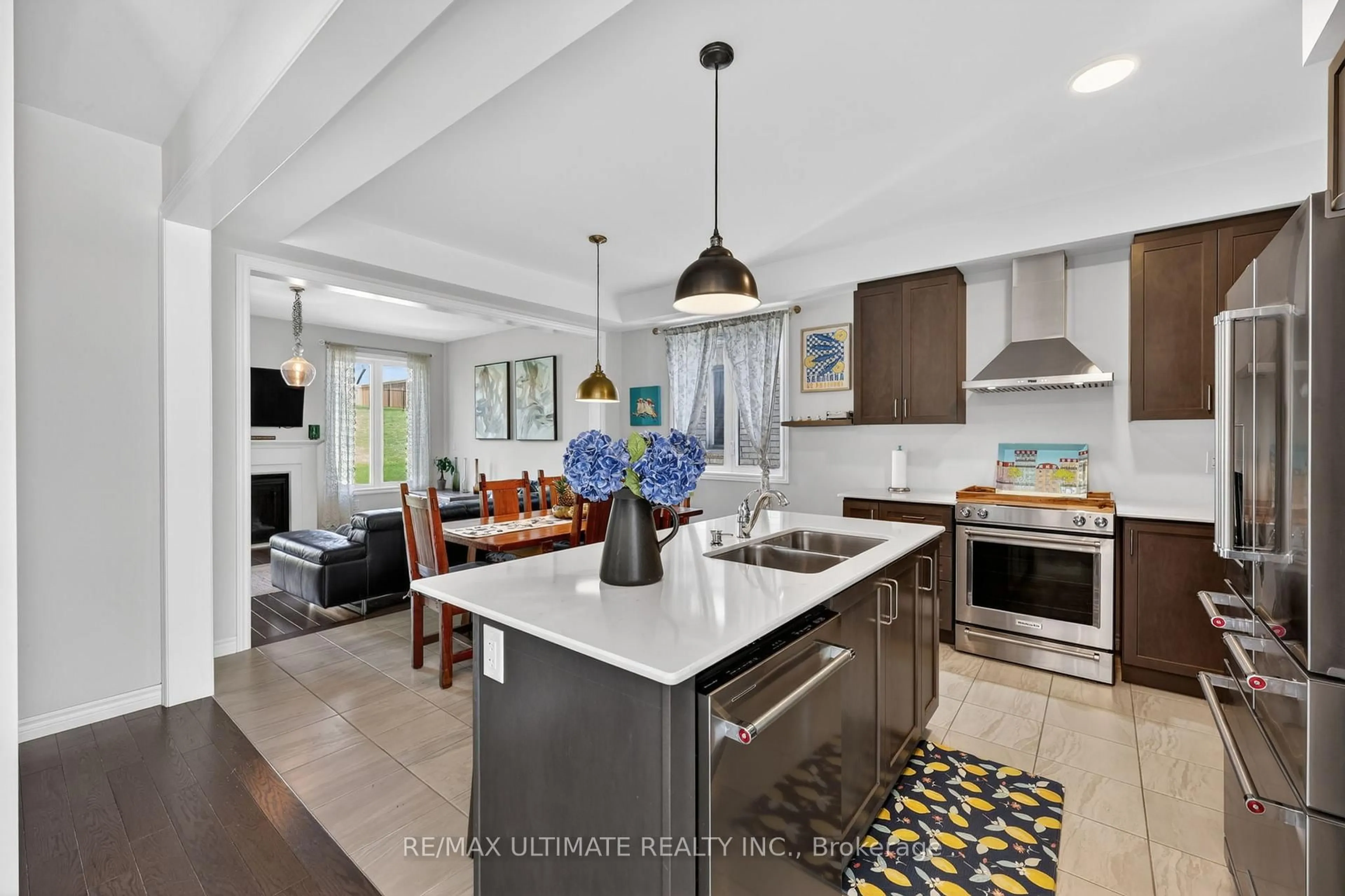 Open concept kitchen, ceramic/tile floor for 2962 Monarch Dr, Orillia Ontario L3V 8M8