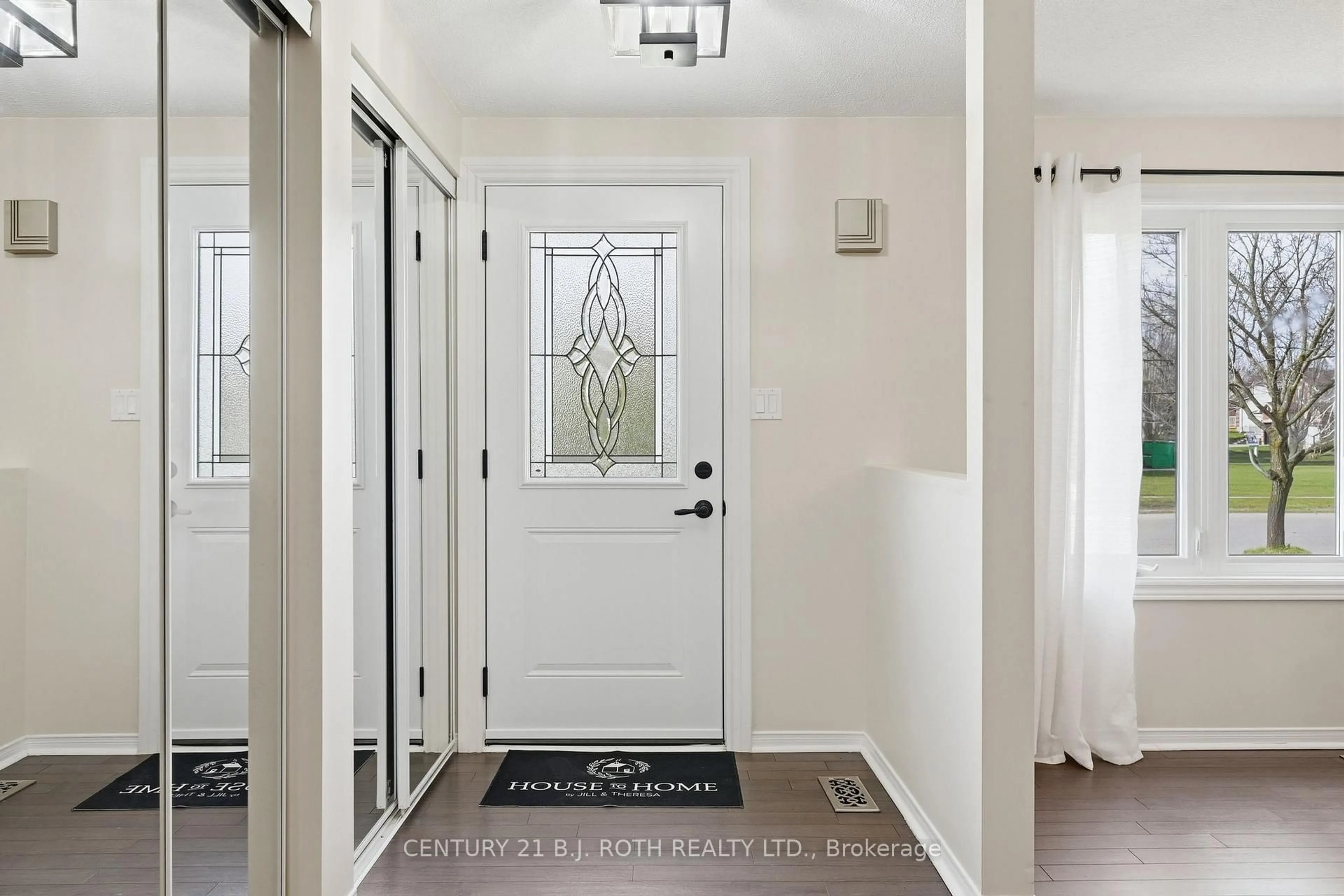 Indoor entryway for 130 Athabaska Rd, Barrie Ontario L4N 8E5