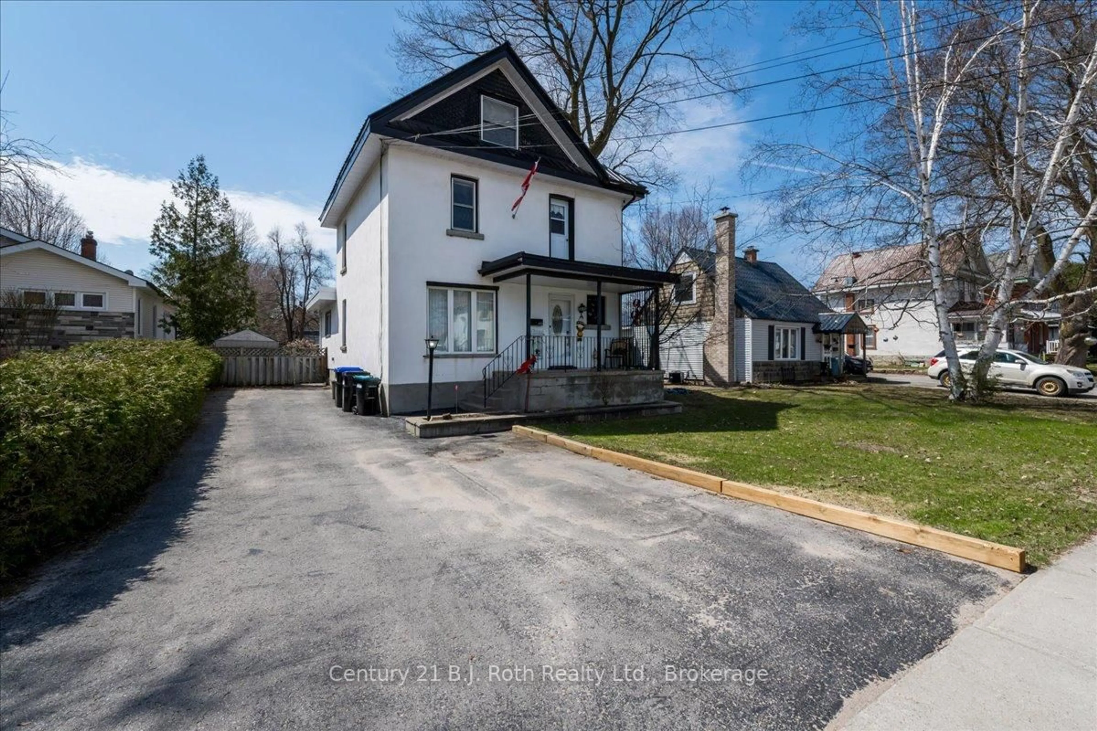 A pic from outside/outdoor area/front of a property/back of a property/a pic from drone, street for 476 Russell St, Midland Ontario L4R 3B3