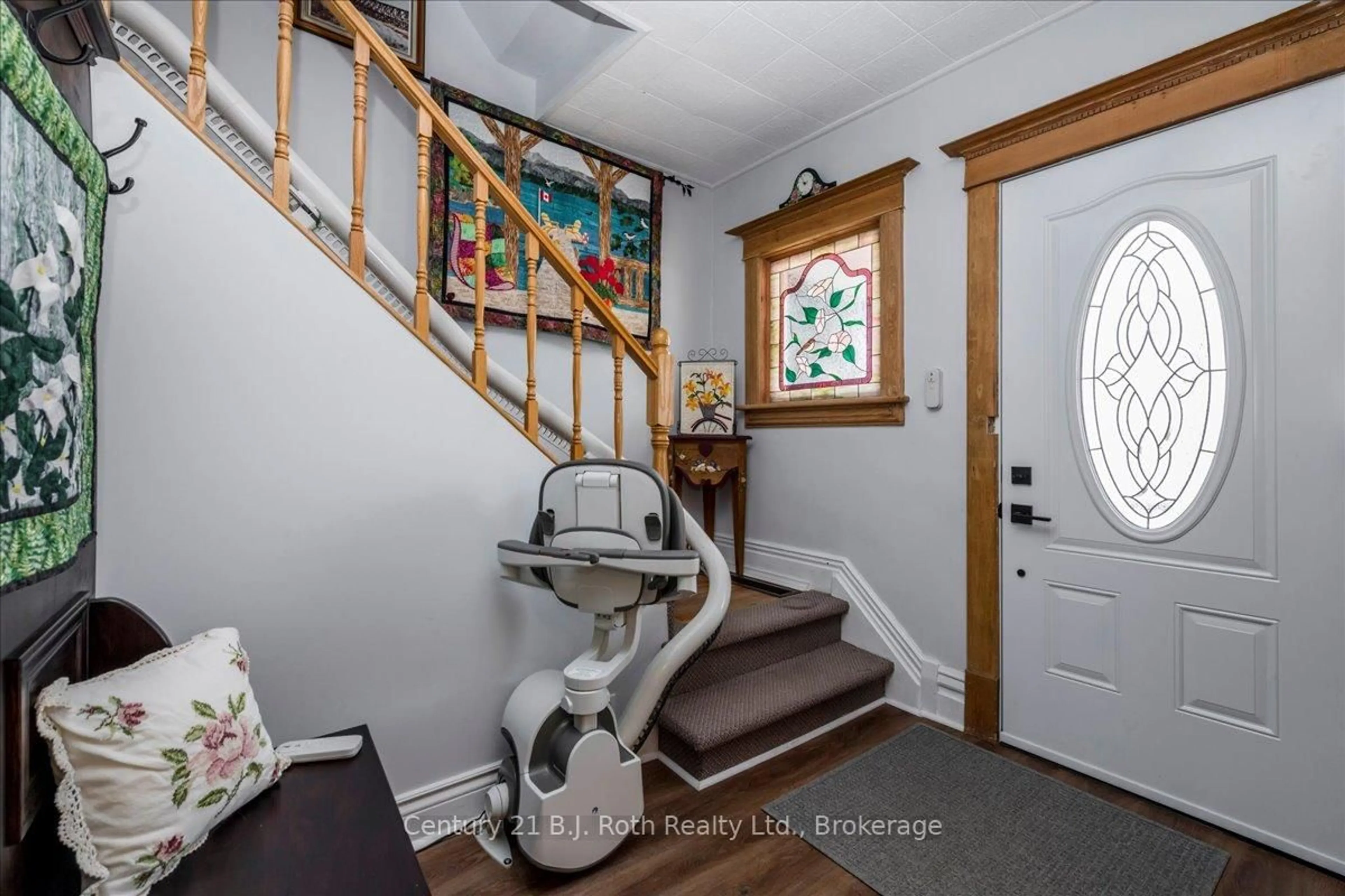 Indoor entryway for 476 Russell St, Midland Ontario L4R 3B3