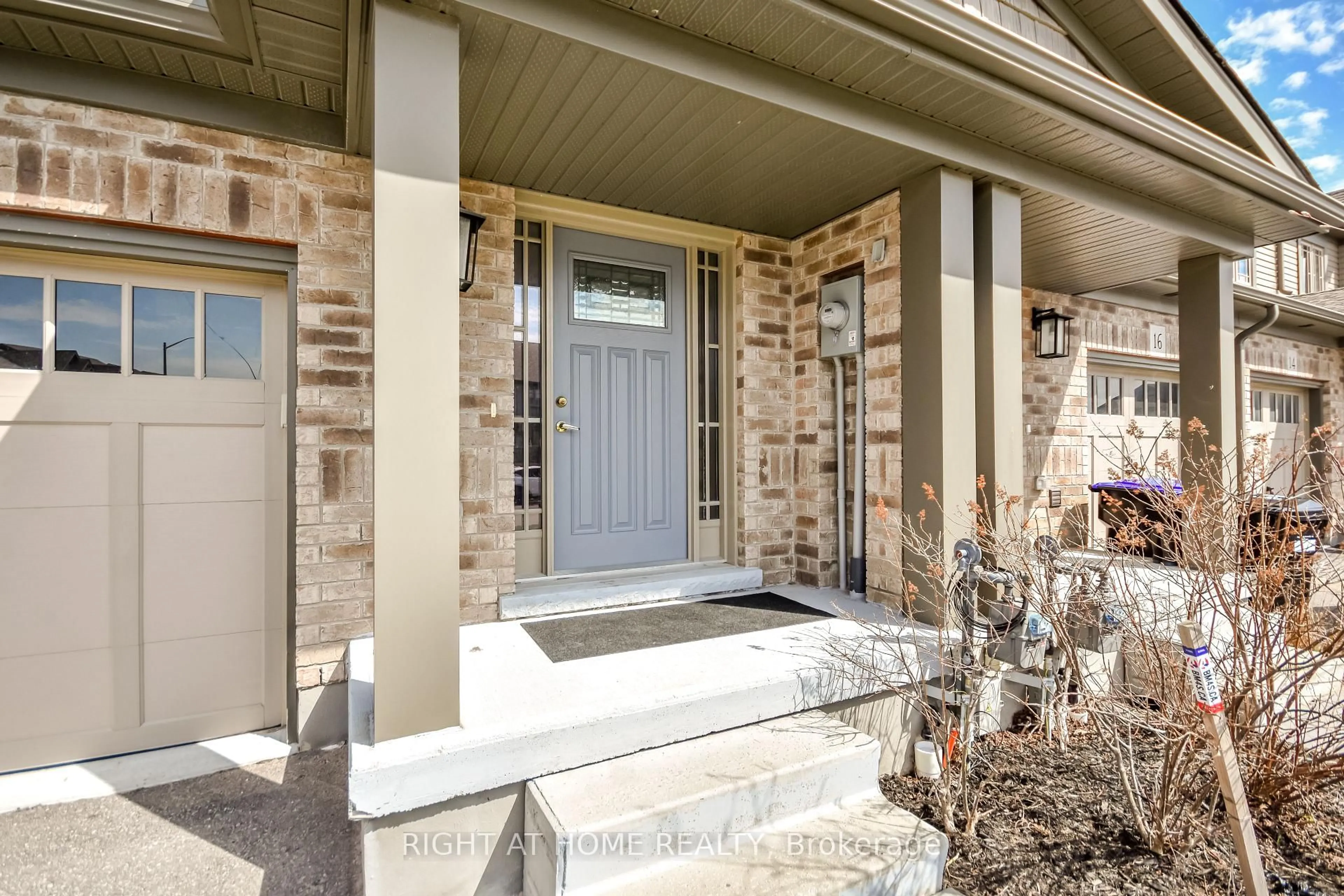 Indoor entryway for 18 Foley Cres, Collingwood Ontario L9Y 3B7