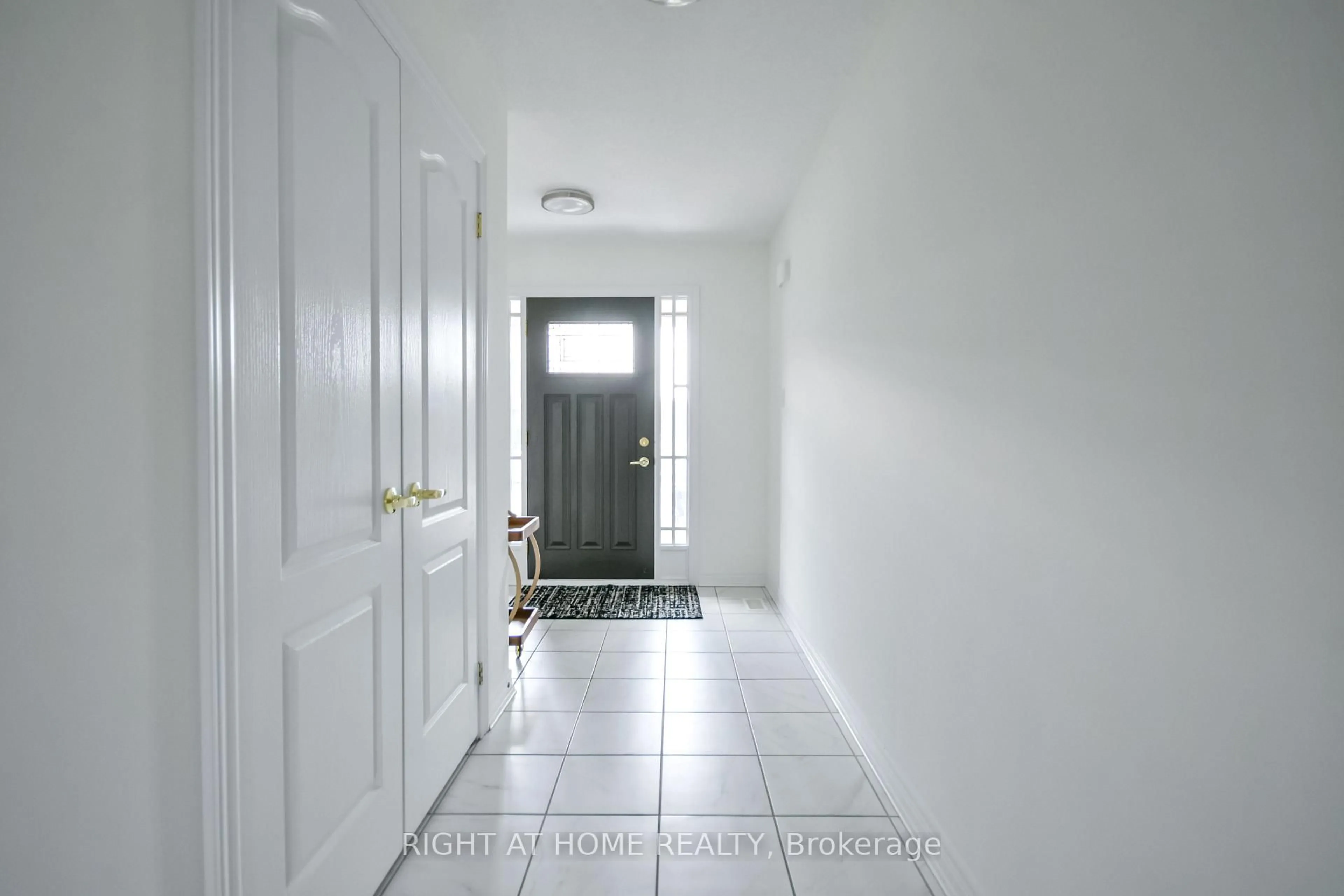 Indoor entryway for 18 Foley Cres, Collingwood Ontario L9Y 3B7