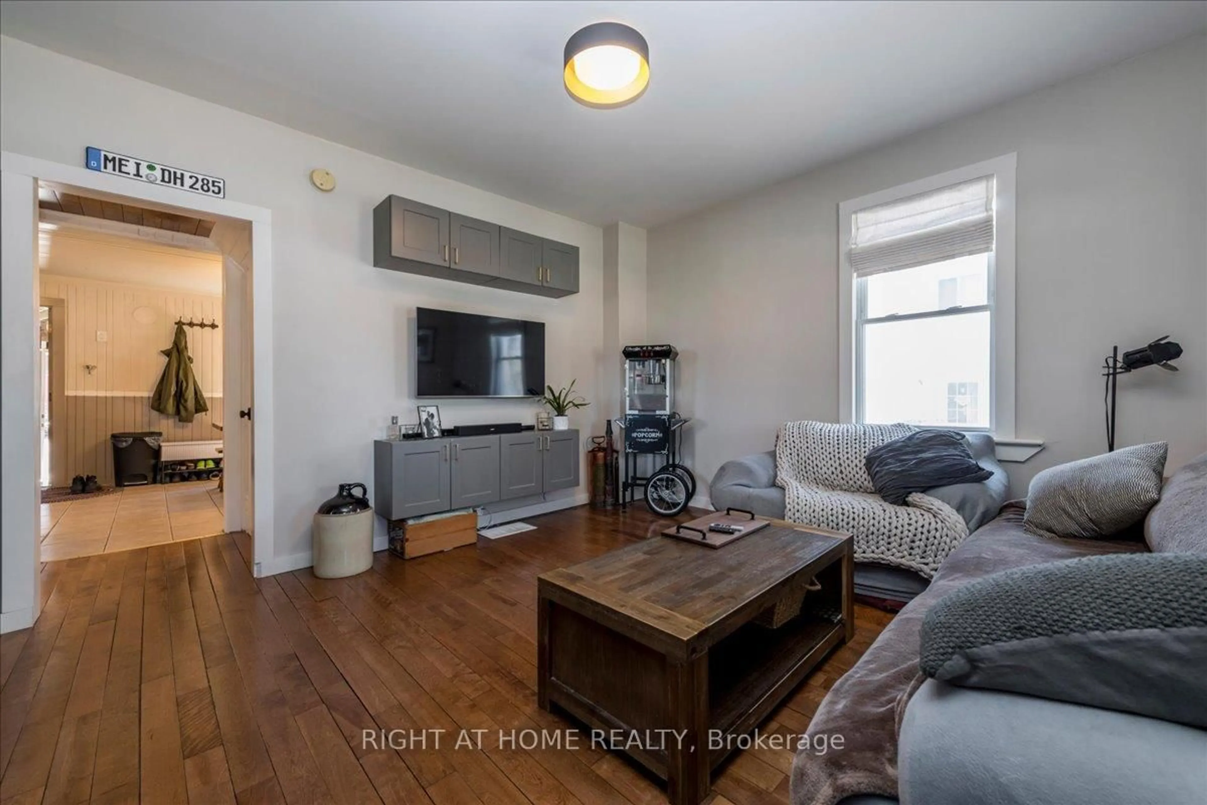 Living room with furniture, wood/laminate floor for 467 High St, Orillia Ontario L3V 4X8