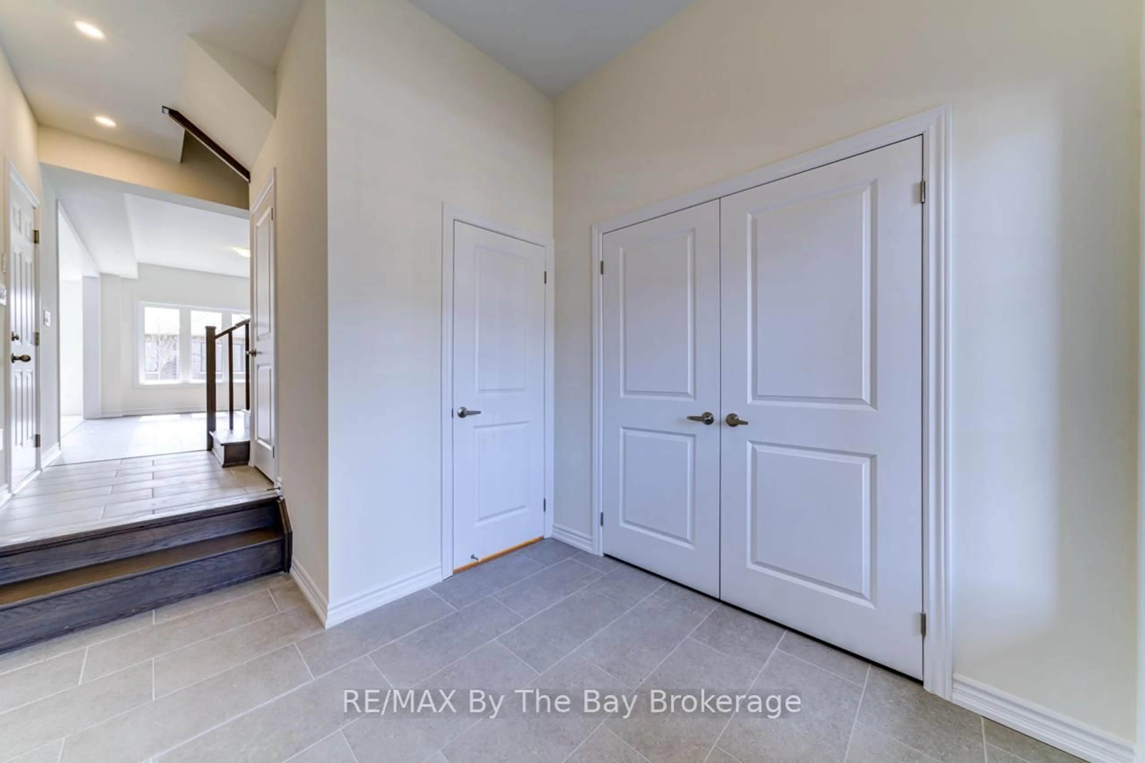 Indoor entryway for 8 Federica Cres, Wasaga Beach Ontario L9Z 0N6