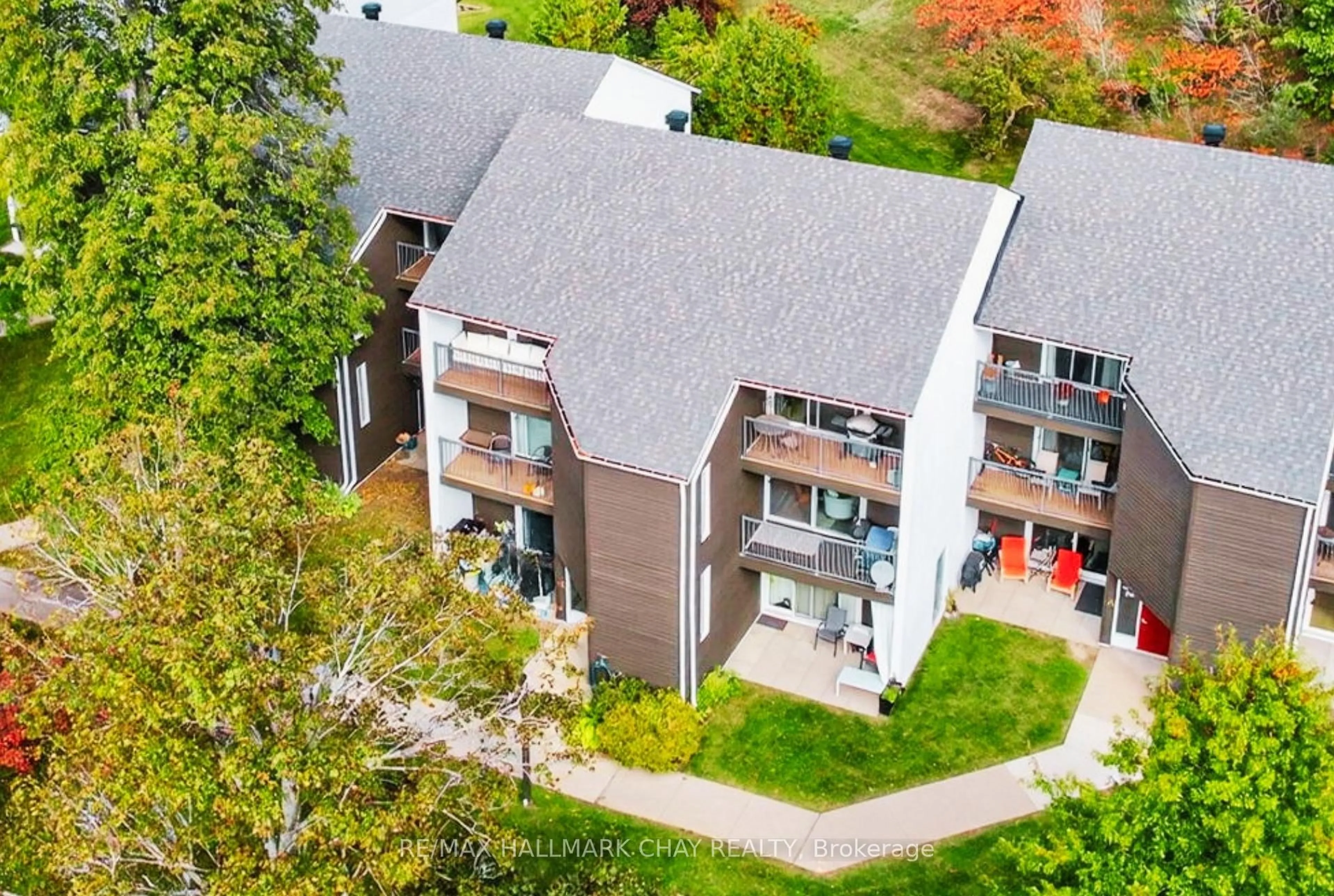 A pic from outside/outdoor area/front of a property/back of a property/a pic from drone, unknown for 1102 Horseshoe Valley Rd #312, Oro-Medonte Ontario L4M 4Y8