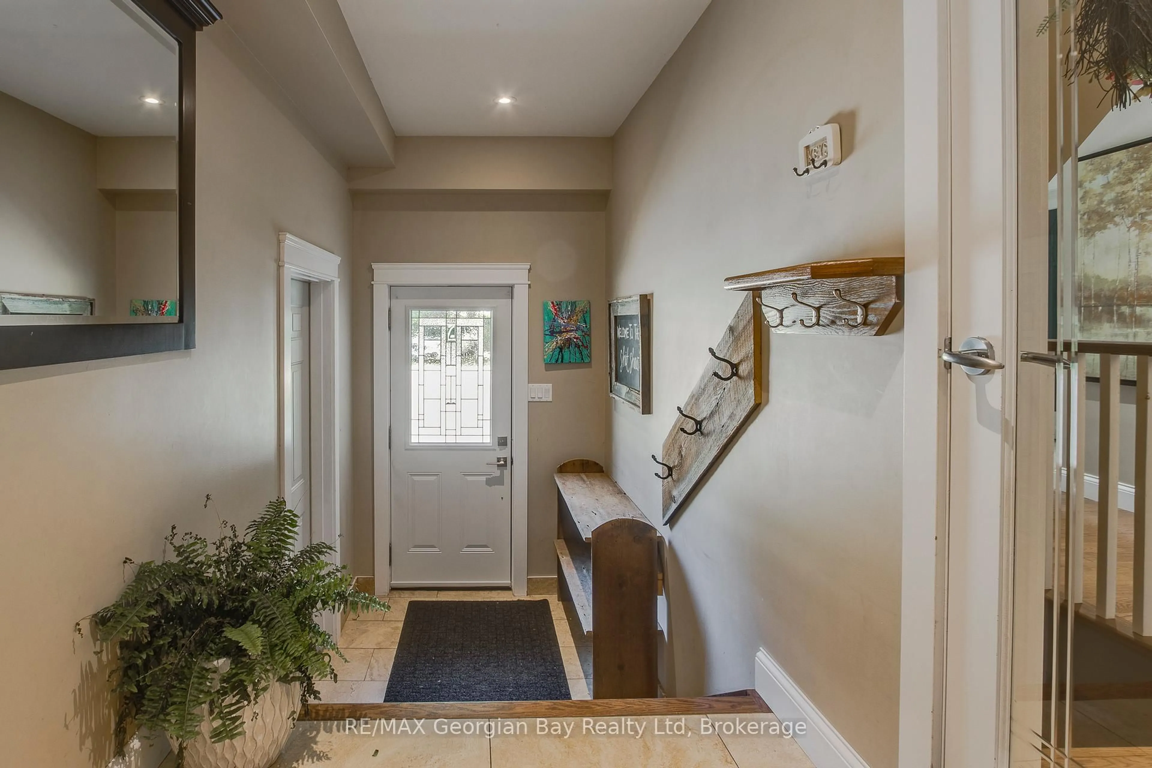 Indoor entryway for 30 Brule St, Penetanguishene Ontario L9M 1J1