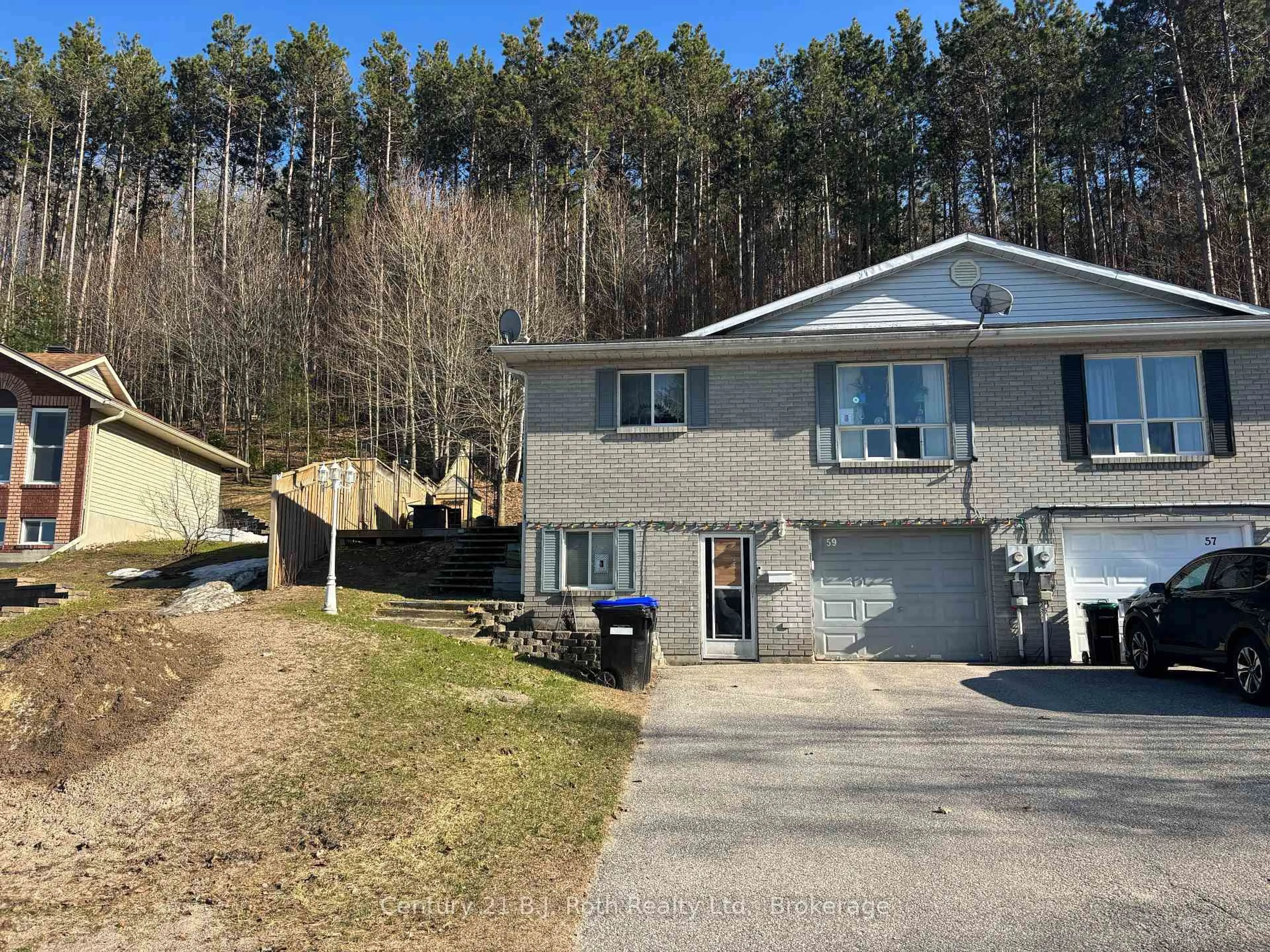 A pic from outside/outdoor area/front of a property/back of a property/a pic from drone, street for 59 Therrien Crt, Penetanguishene Ontario L9M 1P6