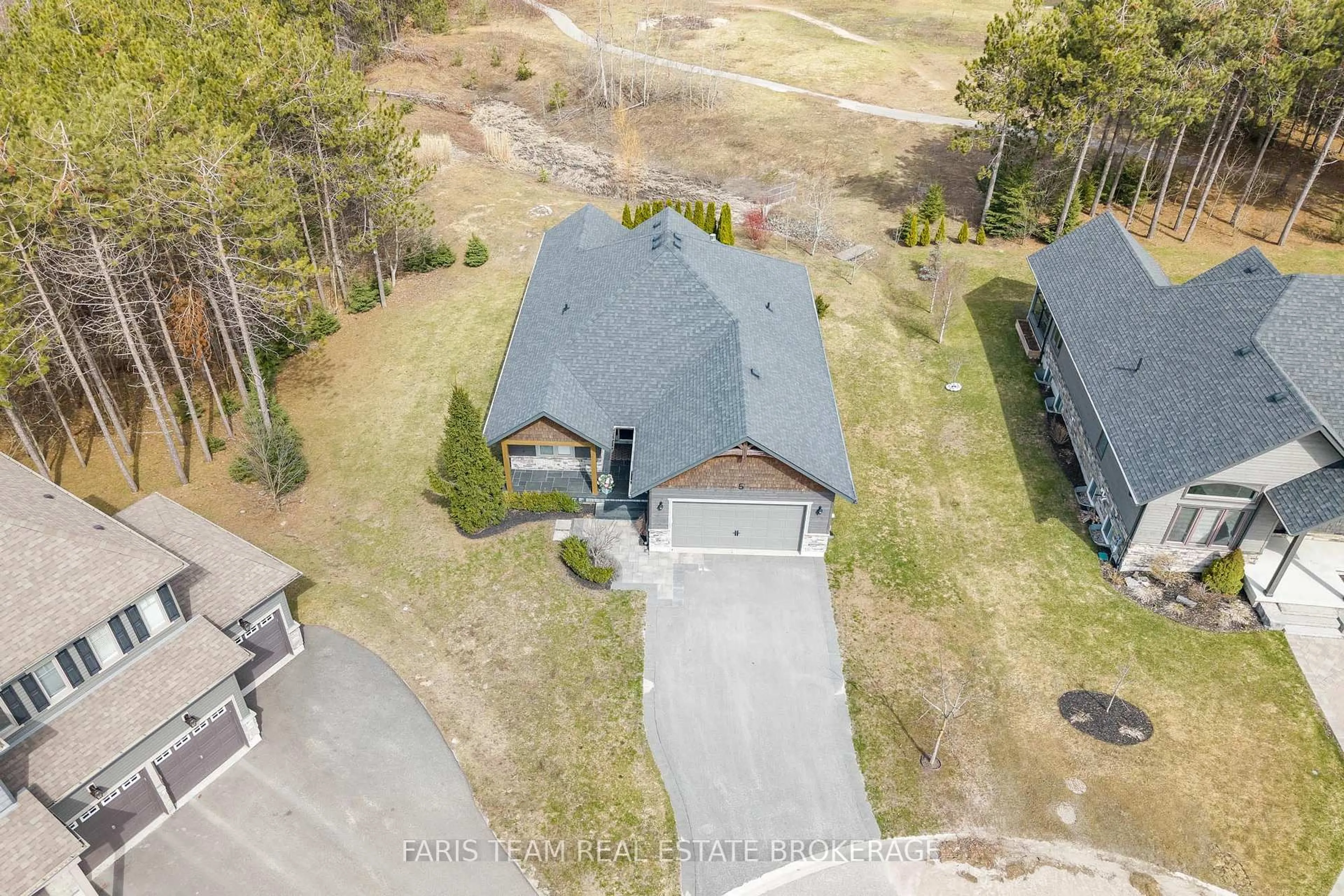 A pic from outside/outdoor area/front of a property/back of a property/a pic from drone, unknown for 5 Boville Crt, Oro-Medonte Ontario L0L 2L0