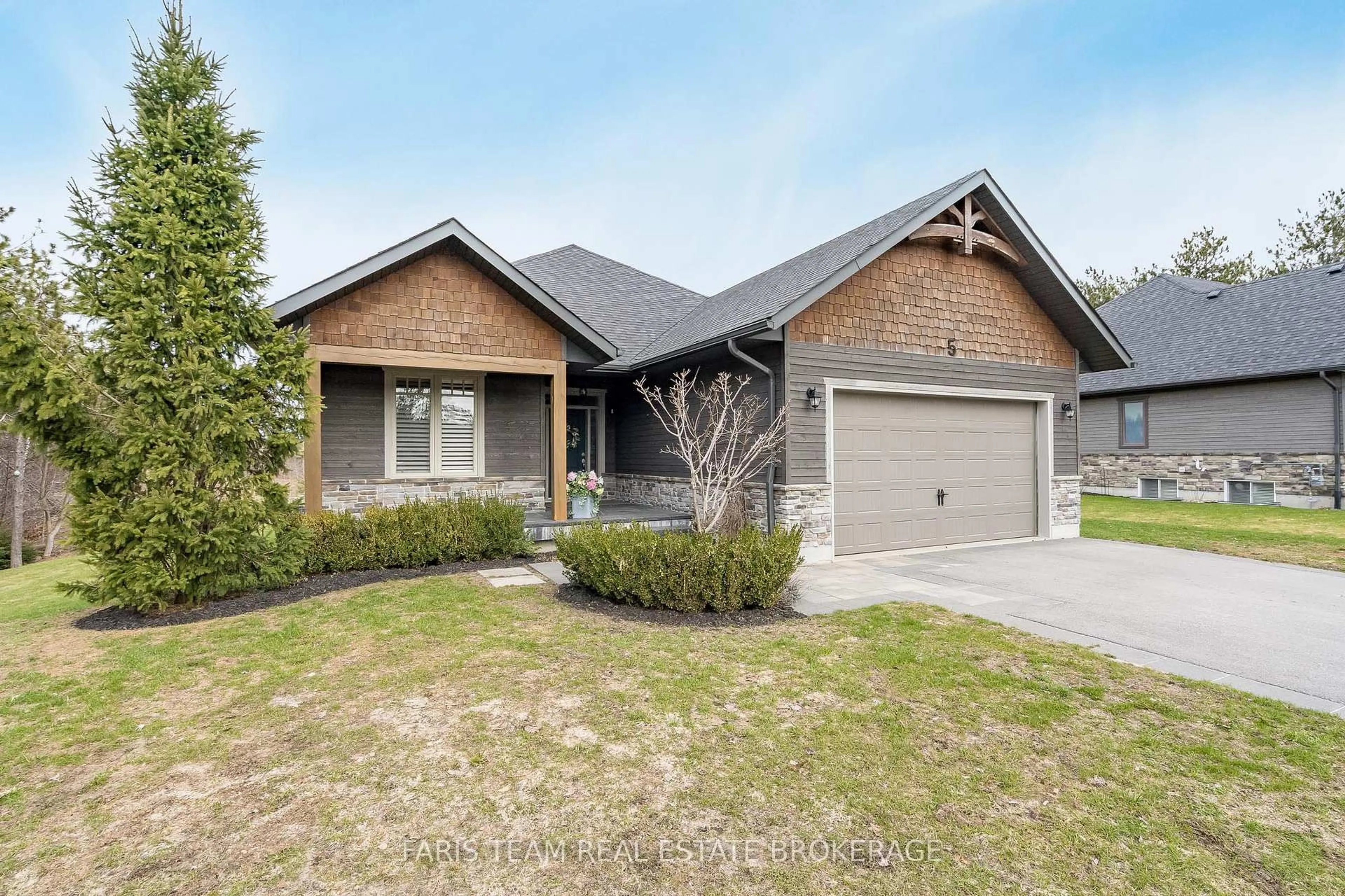 Home with brick exterior material, street for 5 Boville Crt, Oro-Medonte Ontario L0L 2L0