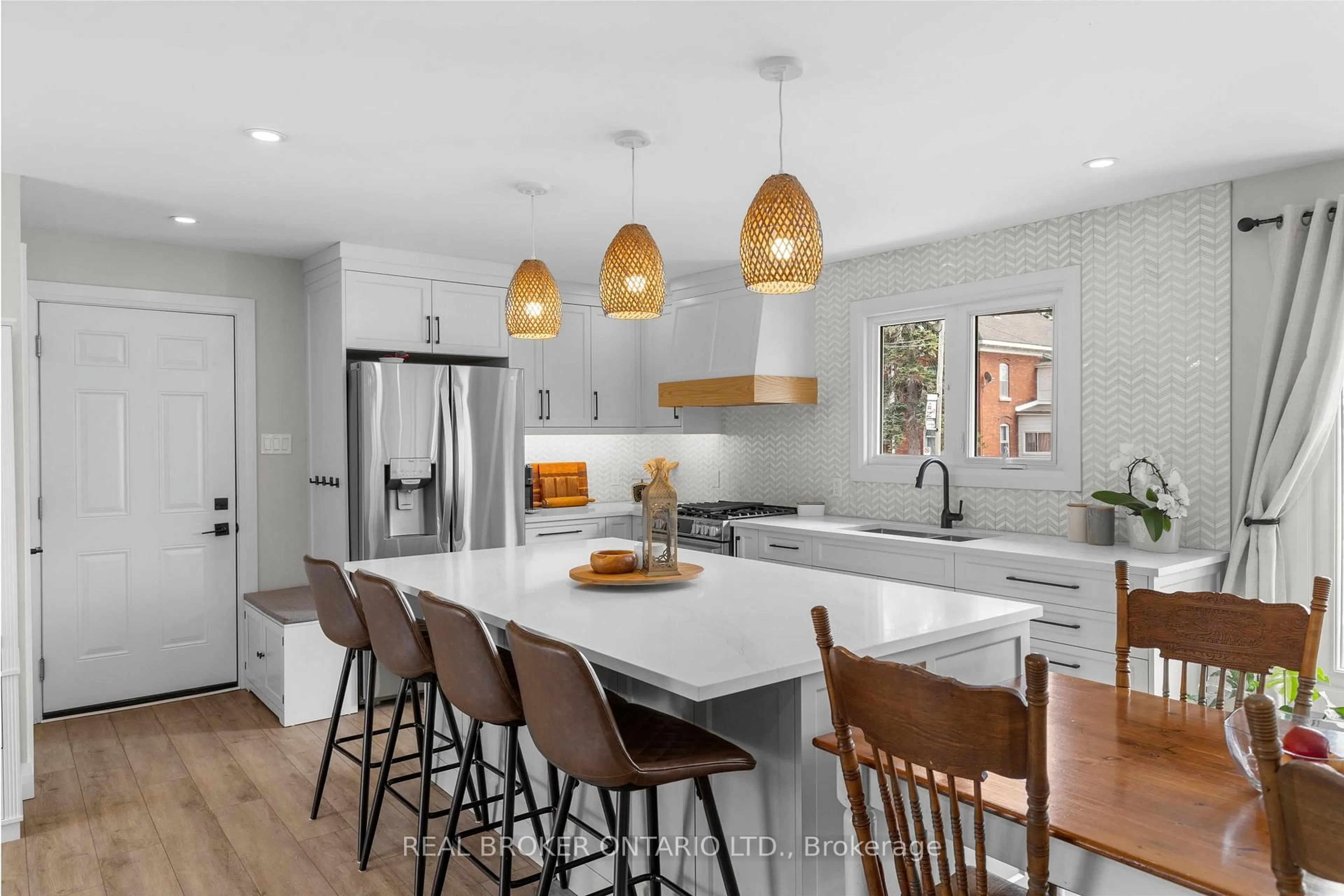 Open concept kitchen, ceramic/tile floor for 4 Sturgeon Bay Rd, Severn Ontario L0K 1E0