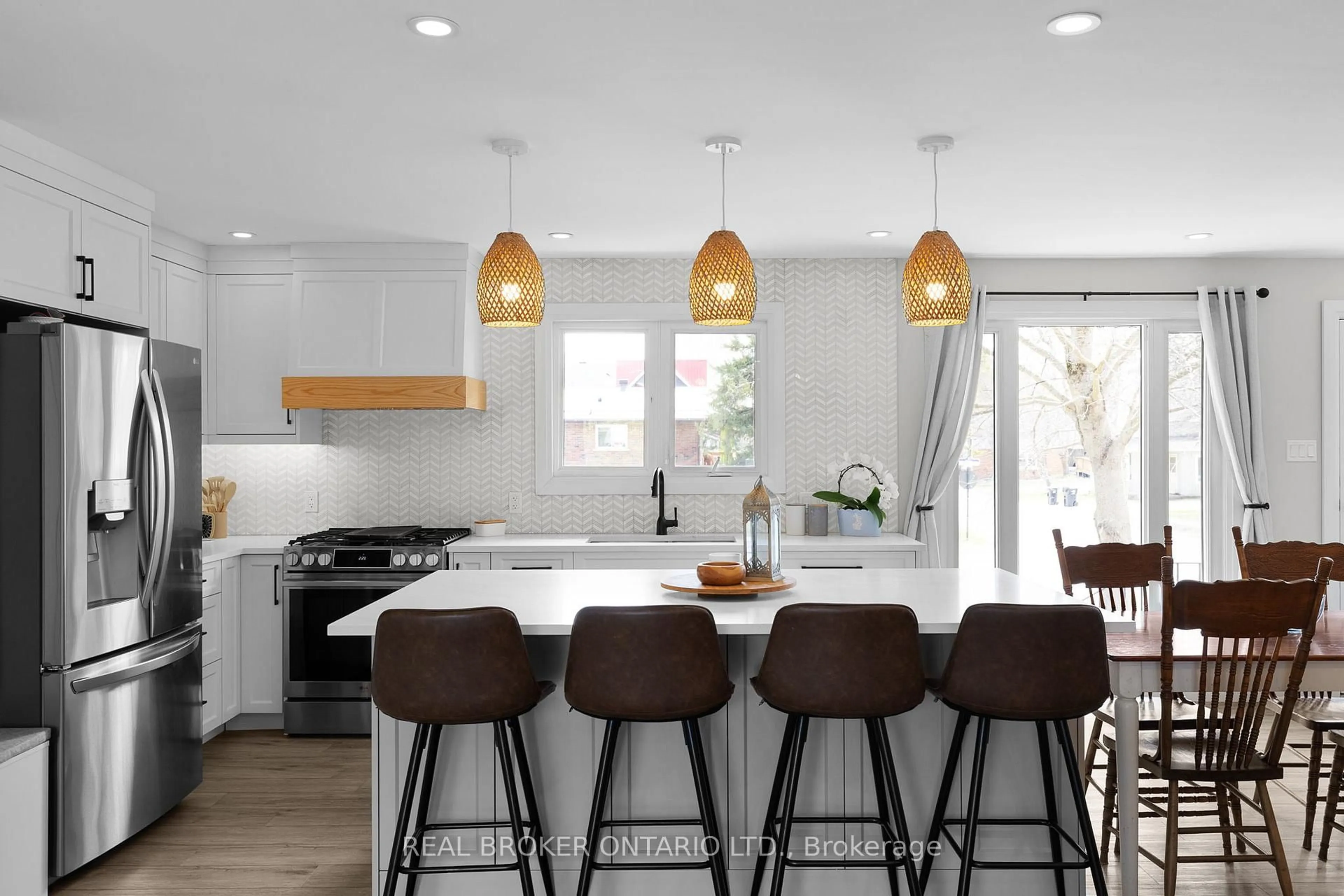 Contemporary kitchen, unknown for 4 Sturgeon Bay Rd, Severn Ontario L0K 1E0