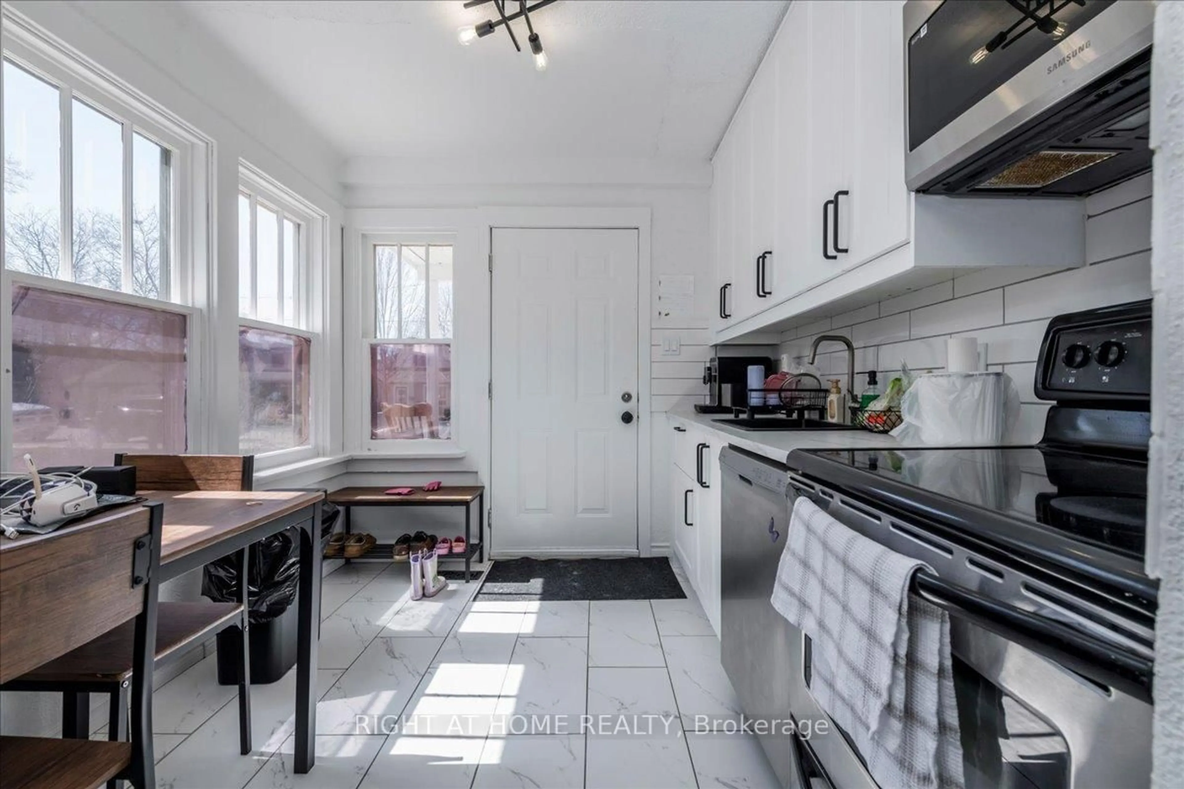 Standard kitchen, ceramic/tile floor for 29 Peel St, Barrie Ontario L4M 3K9