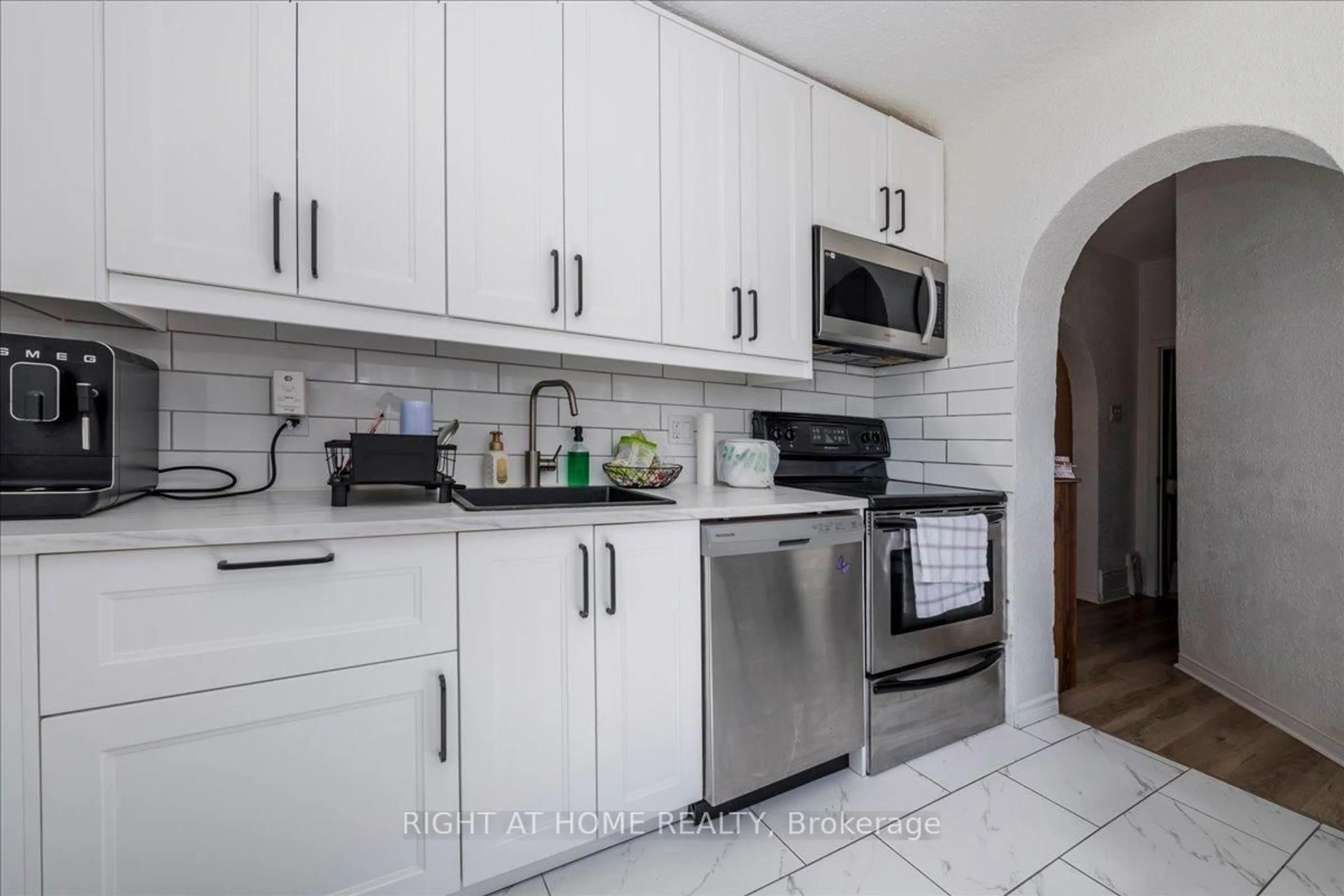 Standard kitchen, ceramic/tile floor for 29 Peel St, Barrie Ontario L4M 3K9