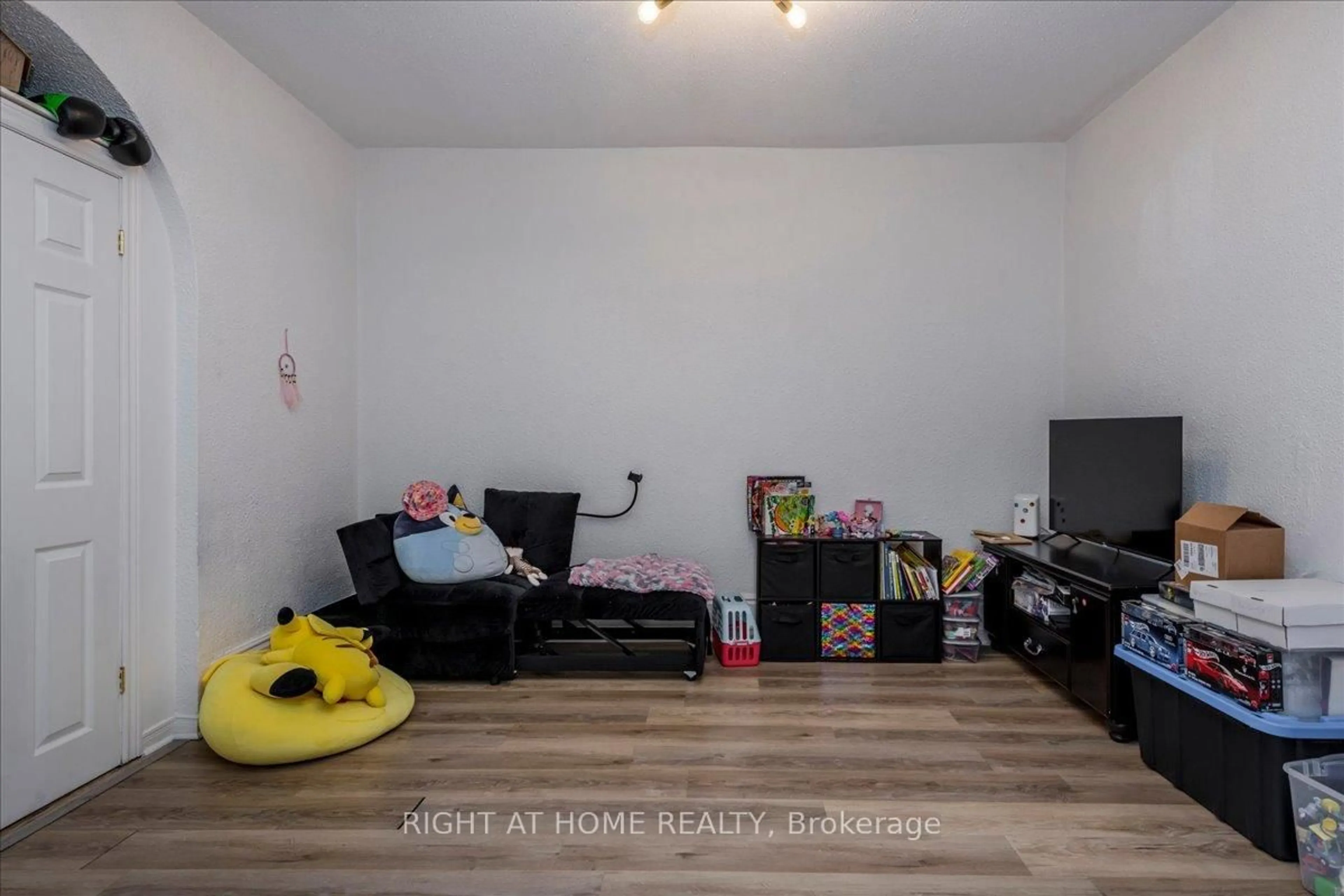 A pic of a room for 29 Peel St, Barrie Ontario L4M 3K9