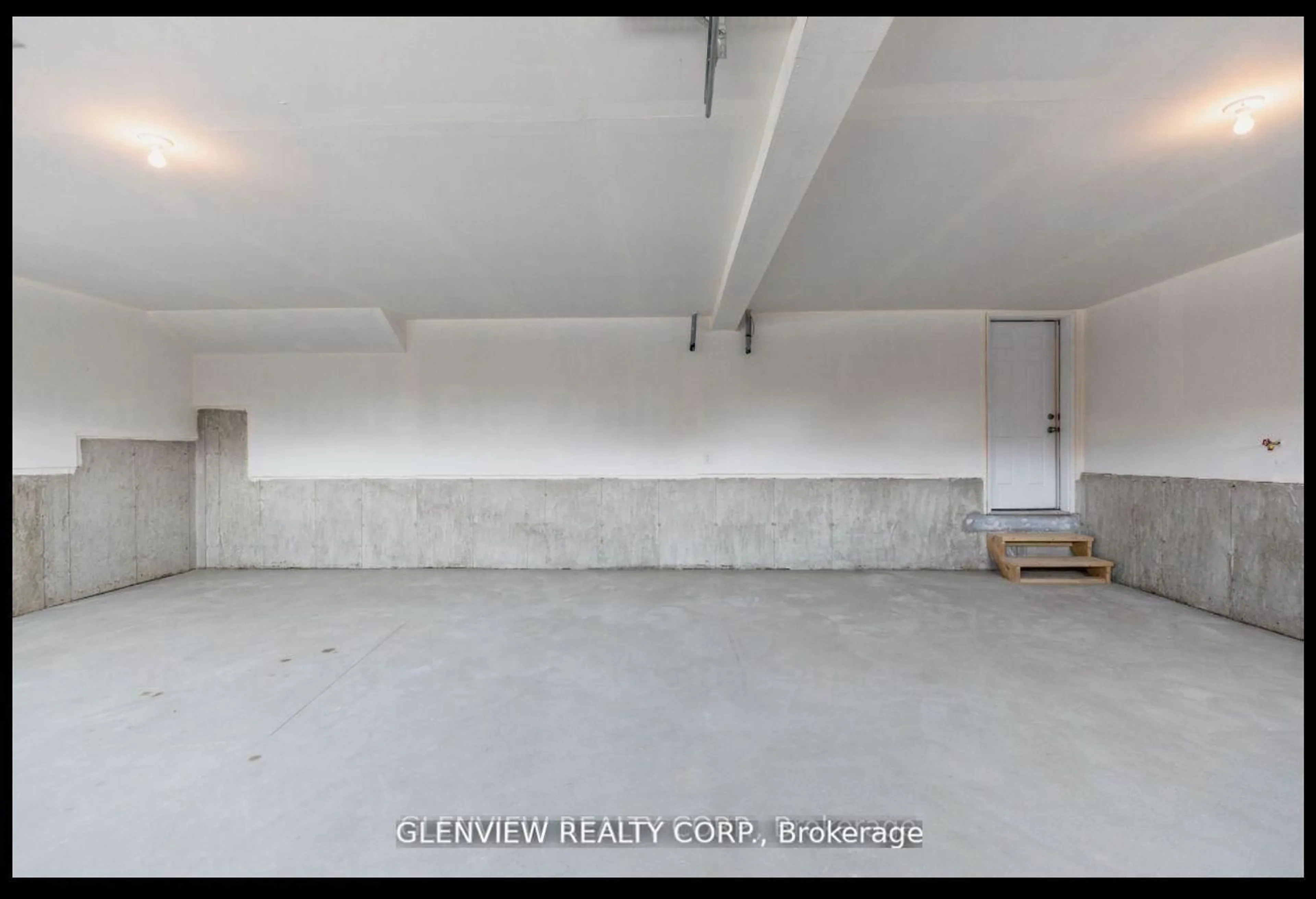 Indoor garage for 3033 Sierra Dr, Orillia Ontario L3V 8M8