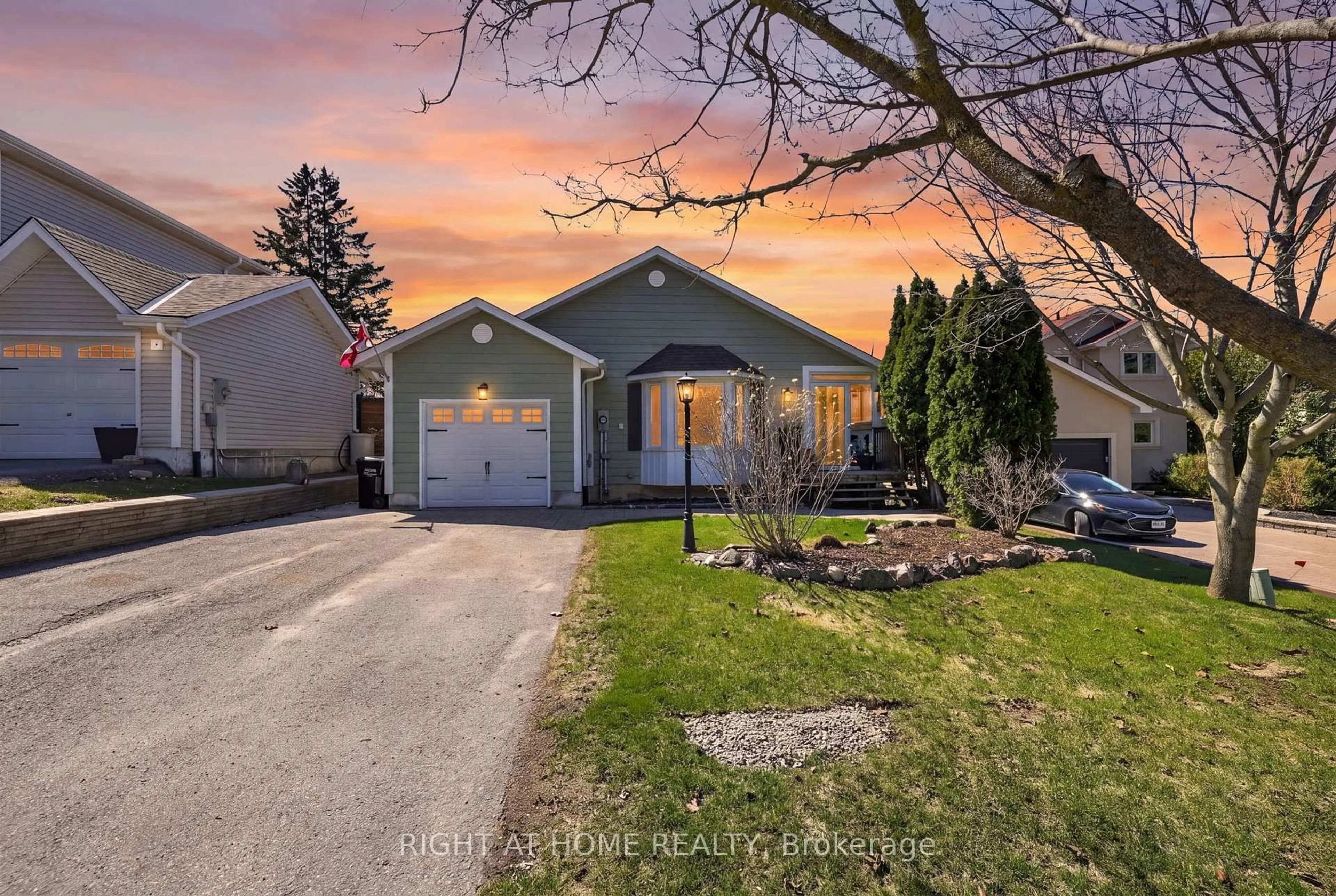 A pic from outside/outdoor area/front of a property/back of a property/a pic from drone, street for 12 ELIZABETH St, Barrie Ontario L4N 6L8