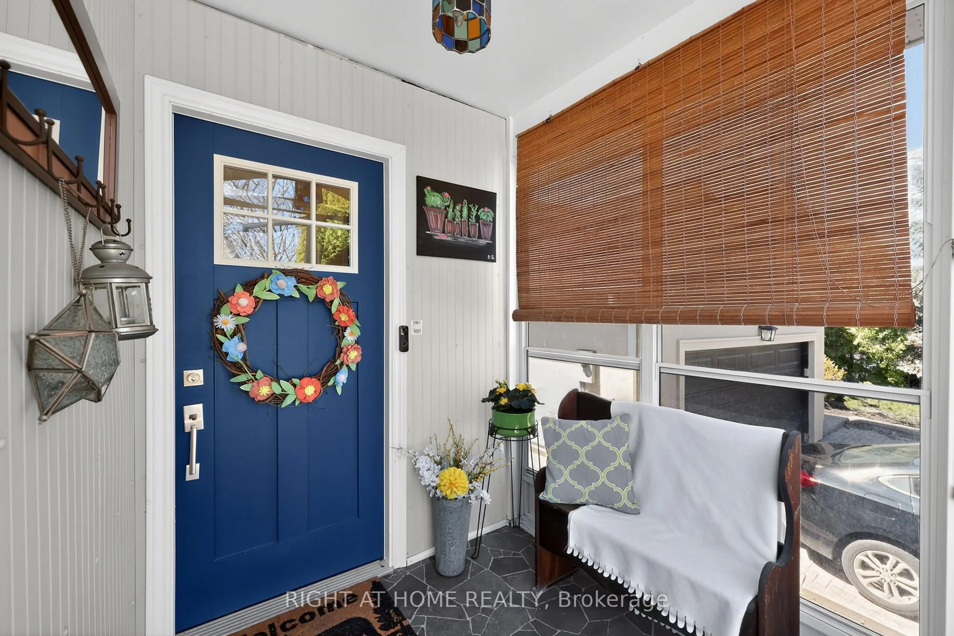 Indoor entryway for 12 ELIZABETH St, Barrie Ontario L4N 6L8