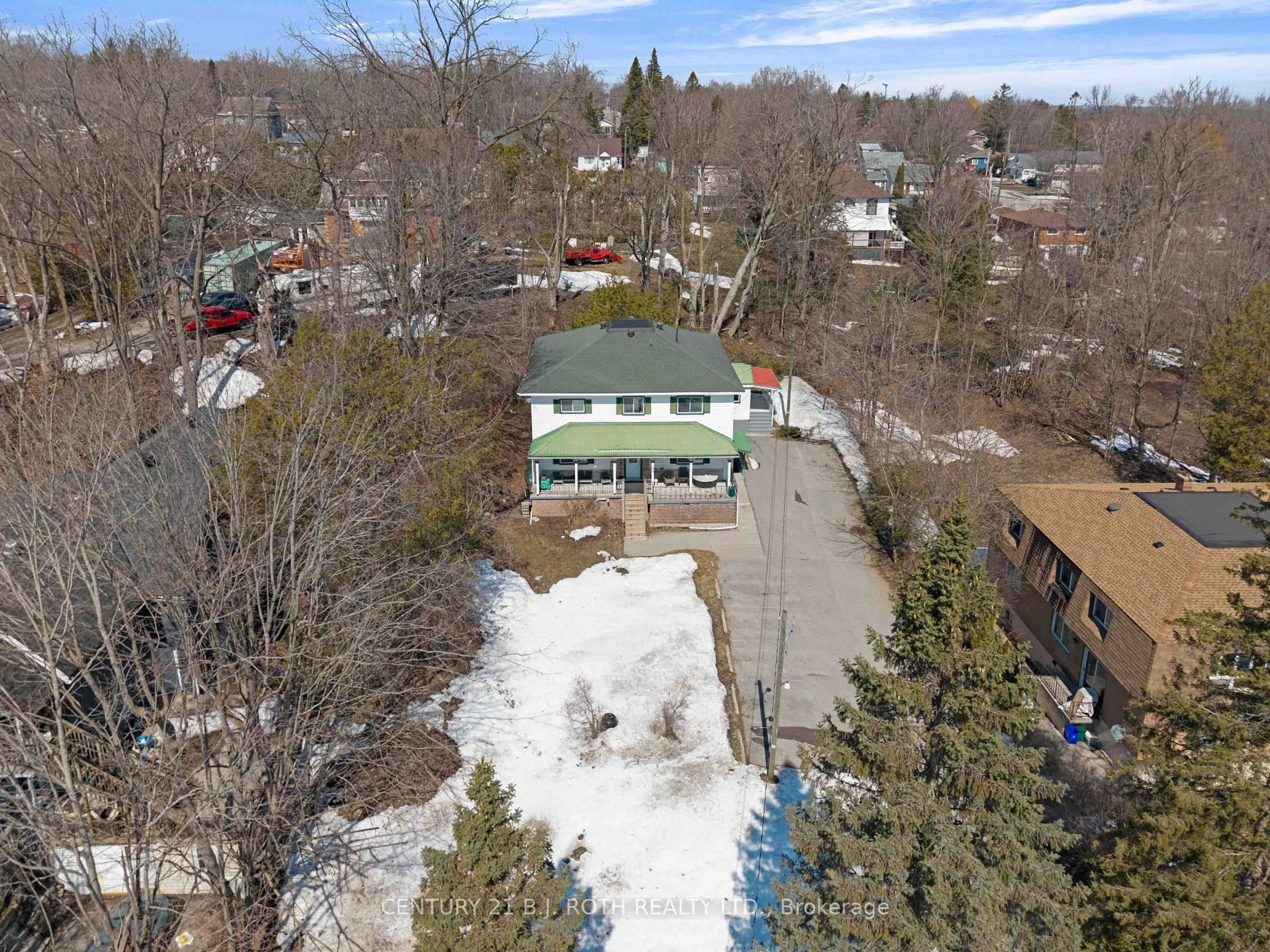 A pic from outside/outdoor area/front of a property/back of a property/a pic from drone, unknown for 184 Borland St, Orillia Ontario L3V 2C3