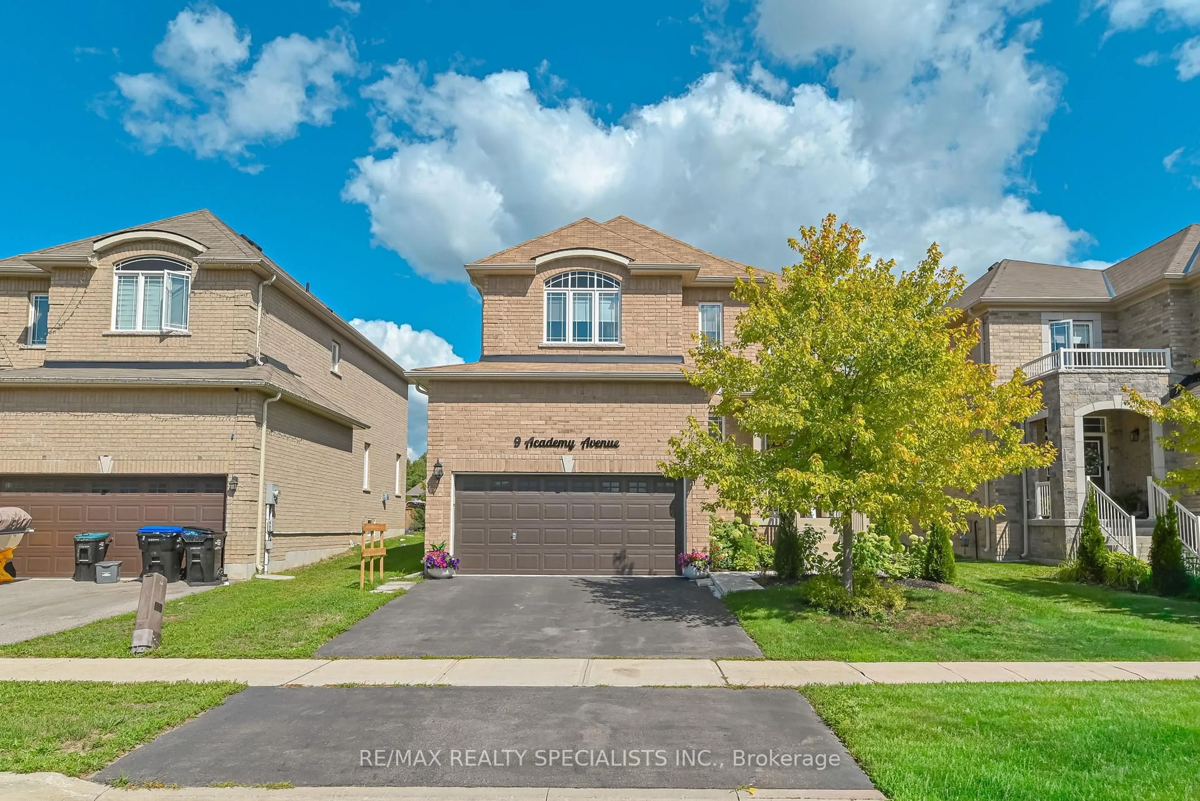 A pic from outside/outdoor area/front of a property/back of a property/a pic from drone, street for 9 Academy Ave, Wasaga Beach Ontario L9Z 1J4