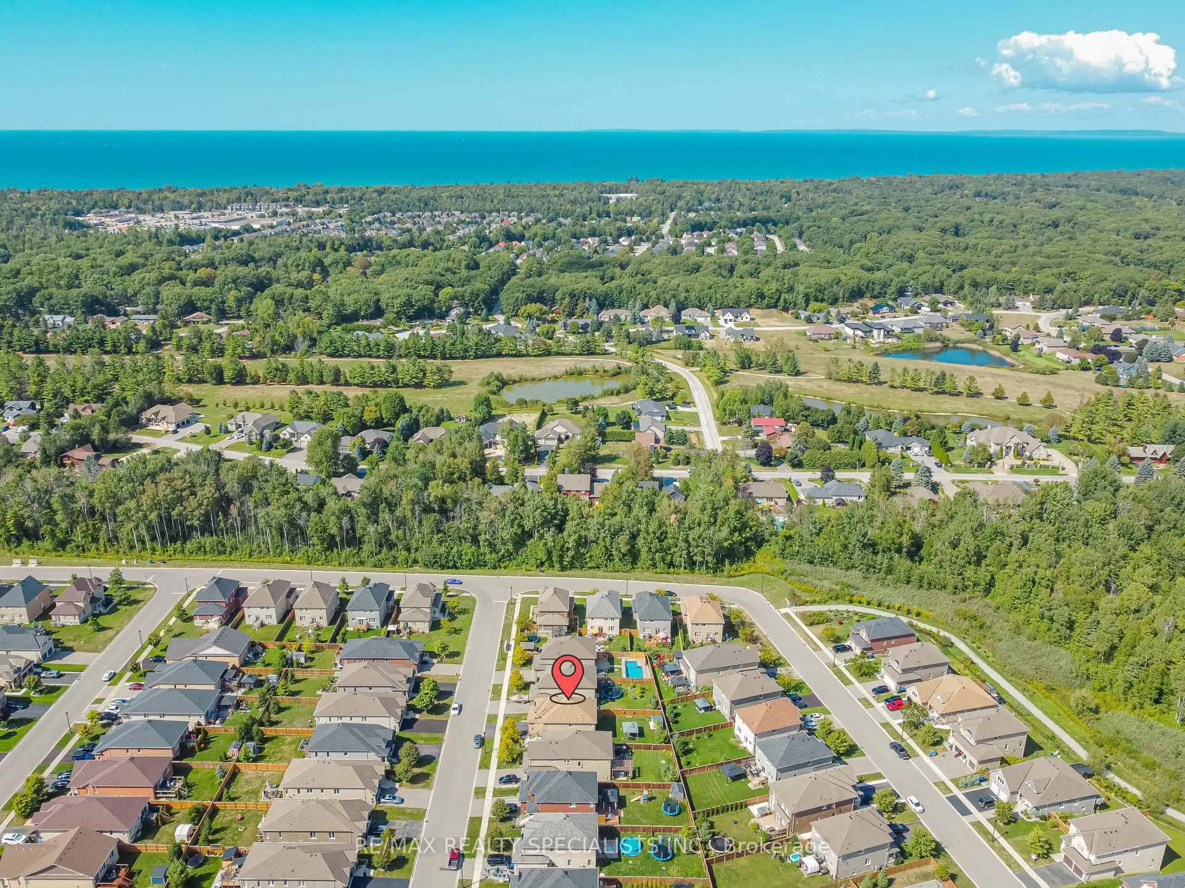A pic from outside/outdoor area/front of a property/back of a property/a pic from drone, water/lake/river/ocean view for 9 Academy Ave, Wasaga Beach Ontario L9Z 1J4