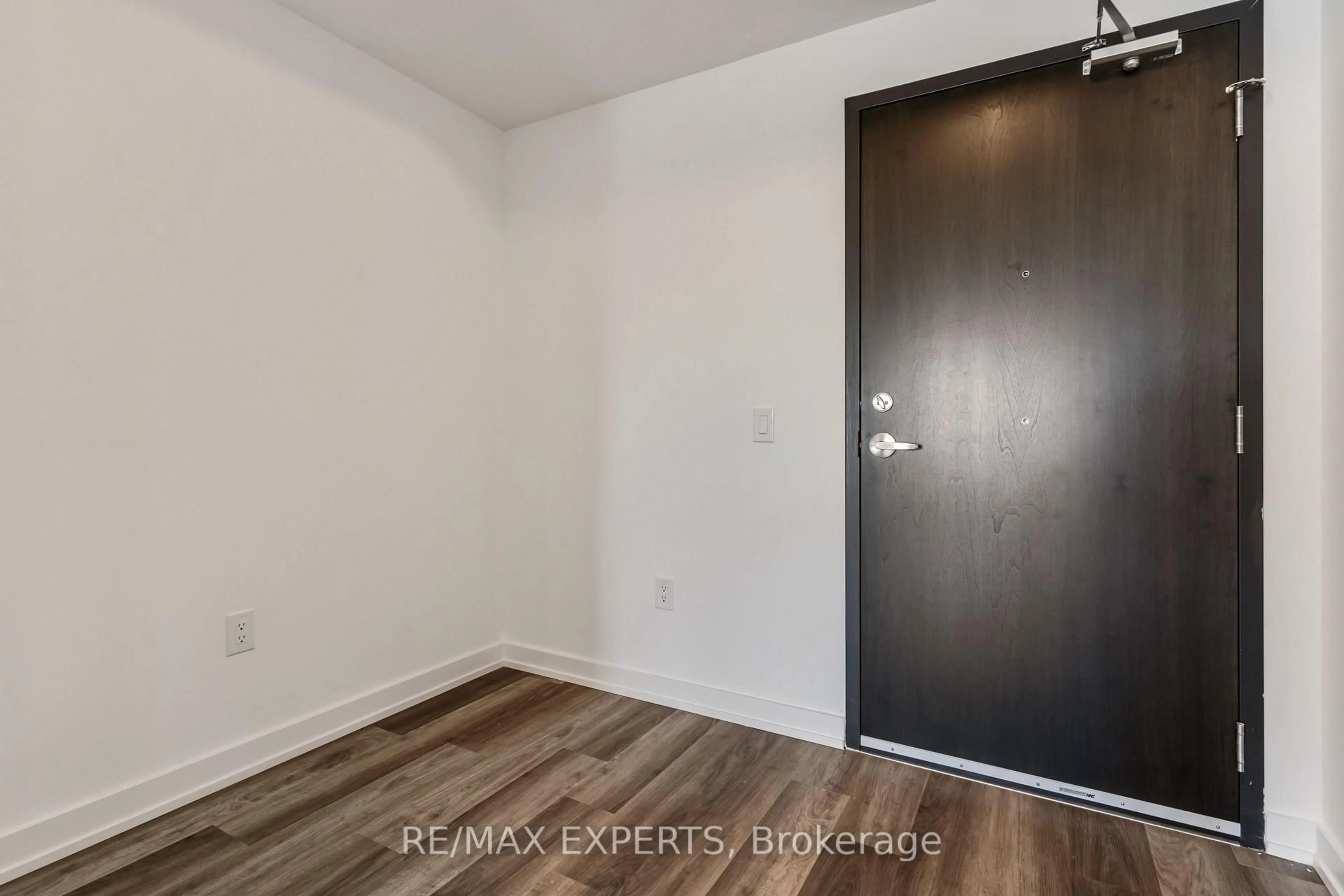 Indoor entryway for 430 Essa Rd #424, Barrie Ontario L4N 9C6
