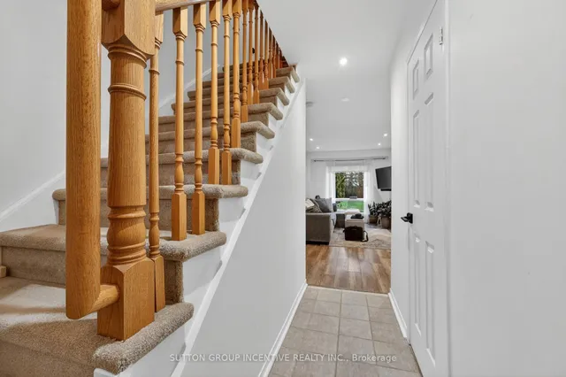 46 Bates Crt, Barrie 3