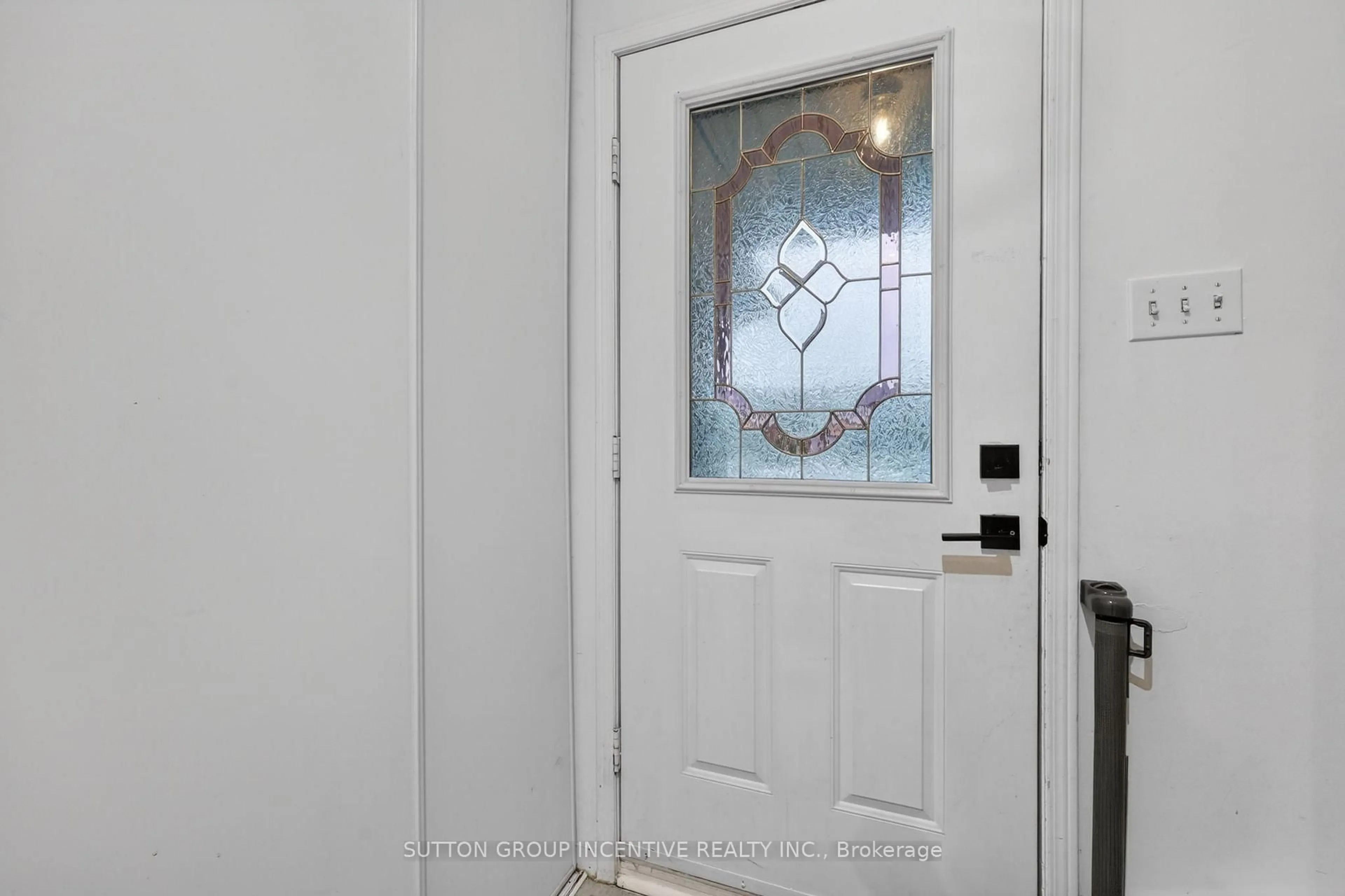 Indoor entryway for 46 Bates Crt, Barrie Ontario L4N 8L8