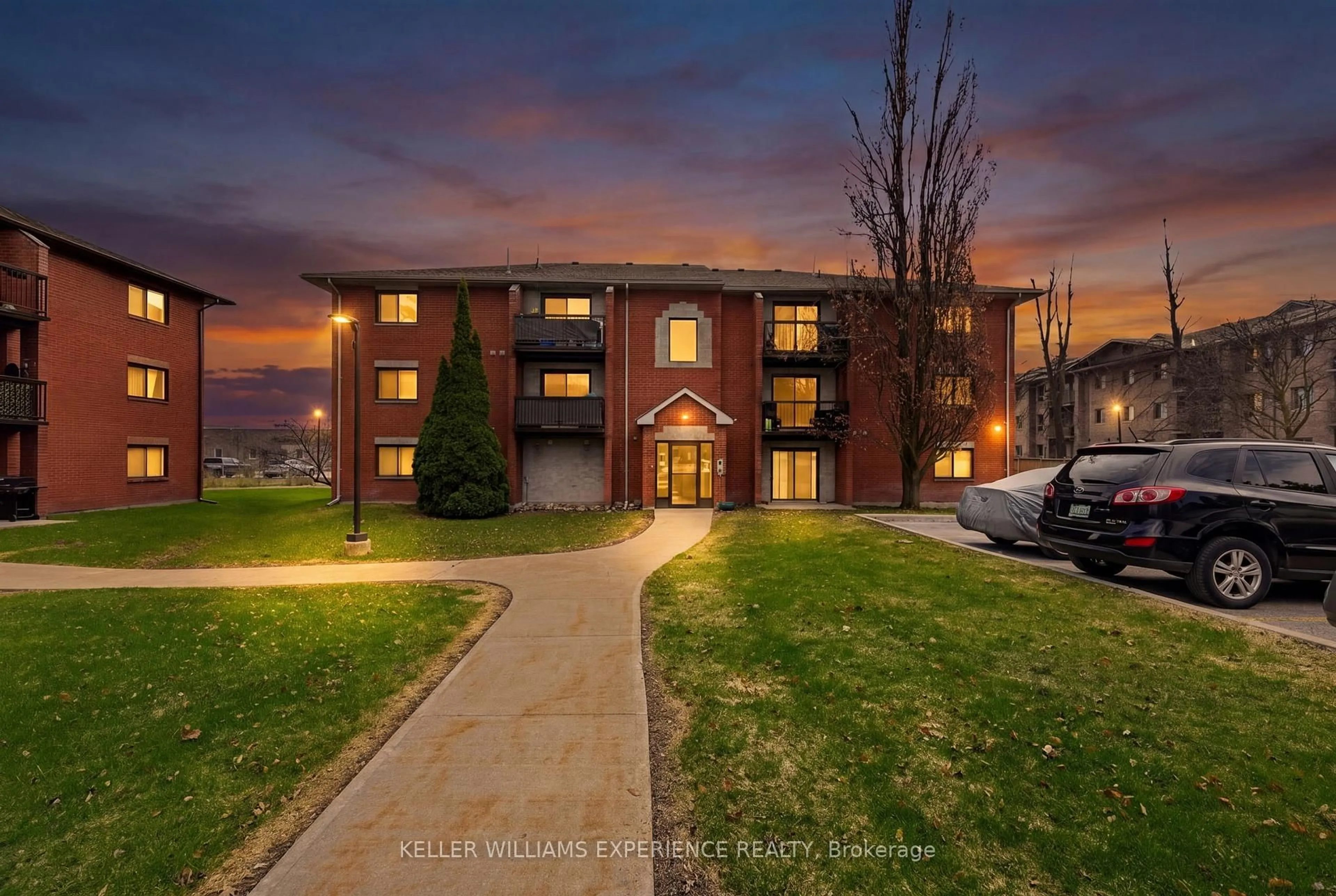 A pic from outside/outdoor area/front of a property/back of a property/a pic from drone, unknown for 183 Edgehill Dr #C4, Barrie Ontario L4N 1L9