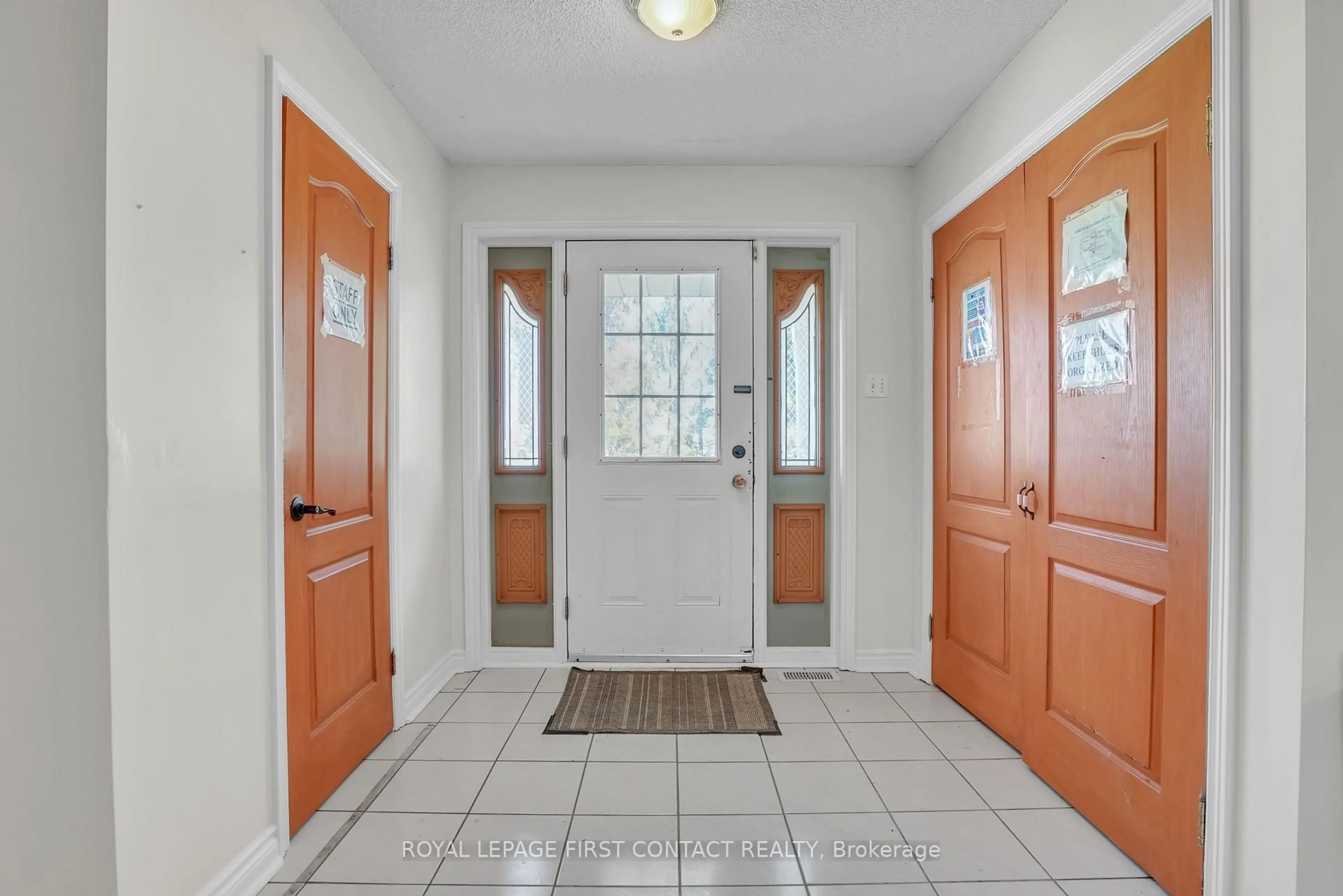 Indoor entryway for 9 Little Lake Dr, Barrie Ontario L4M 7B9