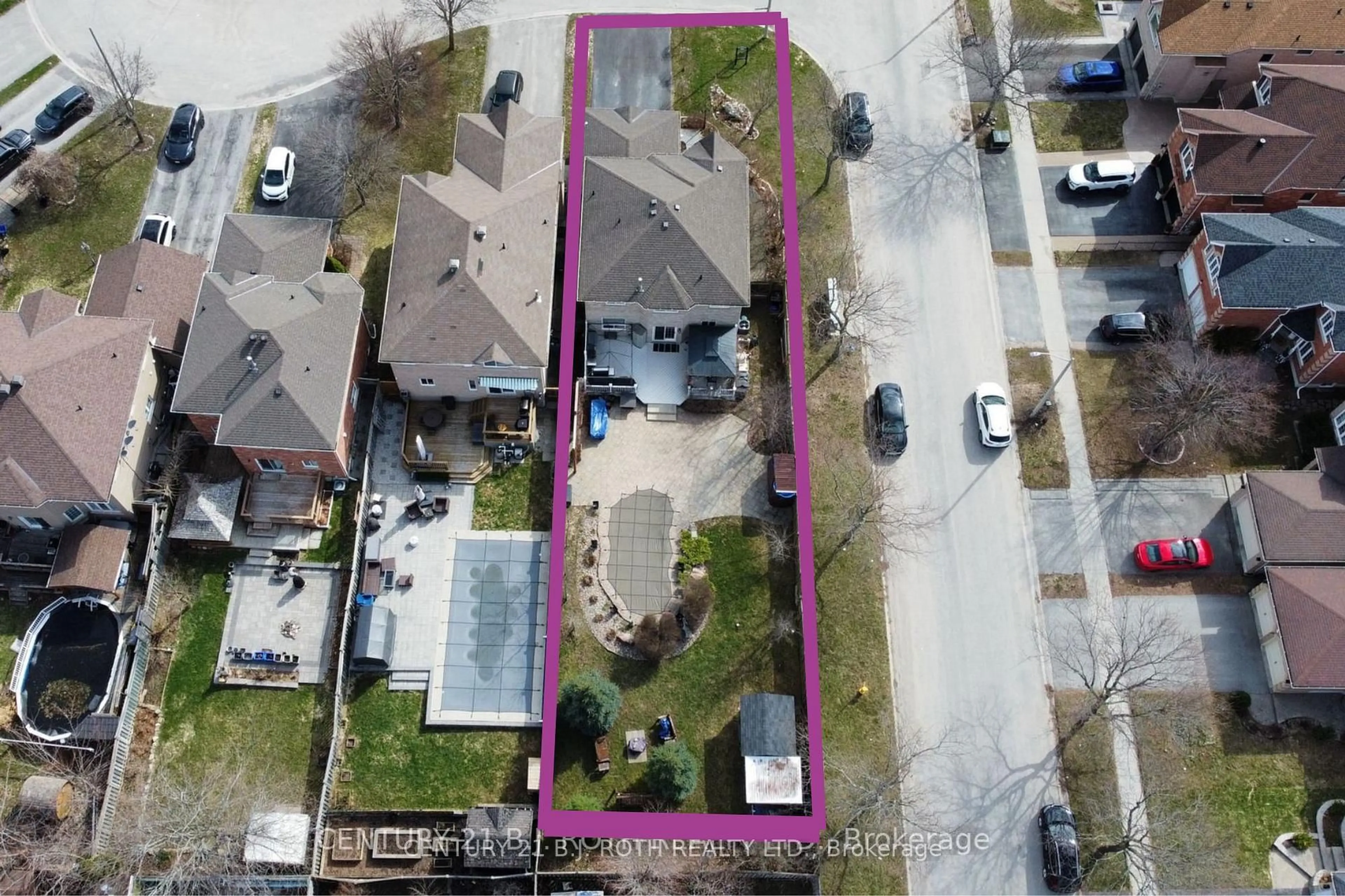 A pic from outside/outdoor area/front of a property/back of a property/a pic from drone, street for 14 Round Leaf Crt, Barrie Ontario L4N 9N3