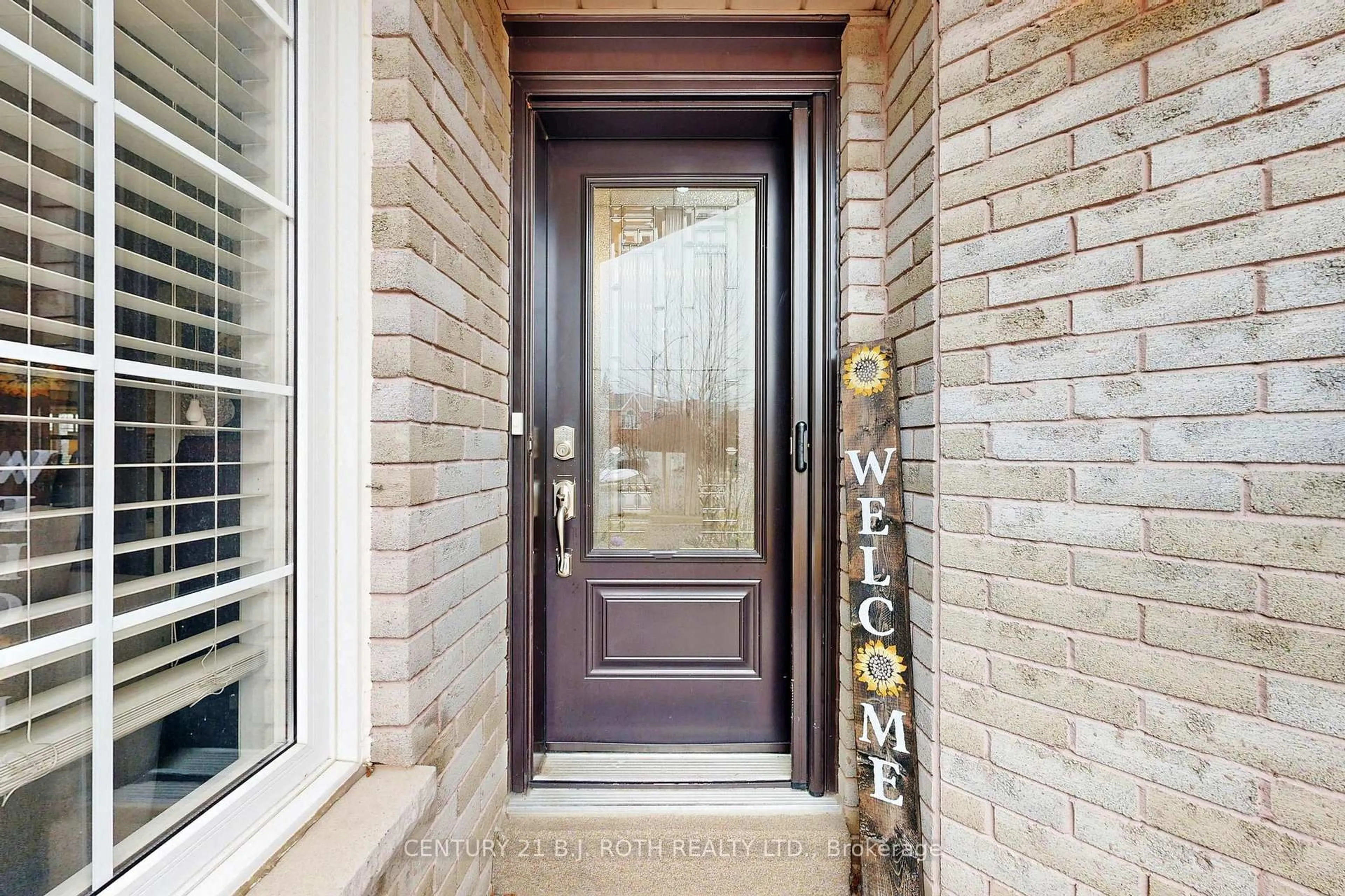 Indoor entryway for 14 Round Leaf Crt, Barrie Ontario L4N 9N3