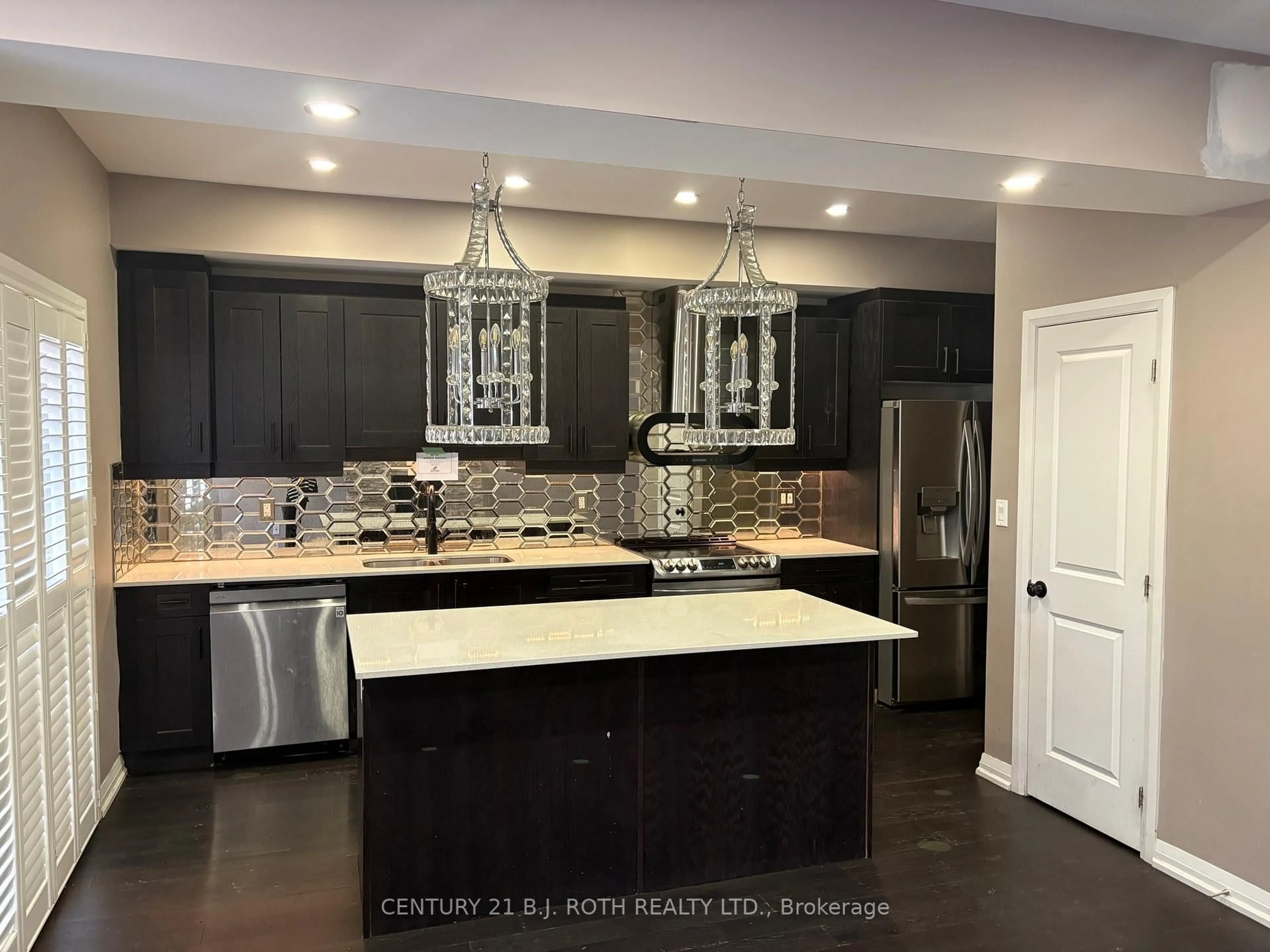 Contemporary kitchen, unknown for 34 Alaskan Hts, Barrie Ontario L9J 0H9
