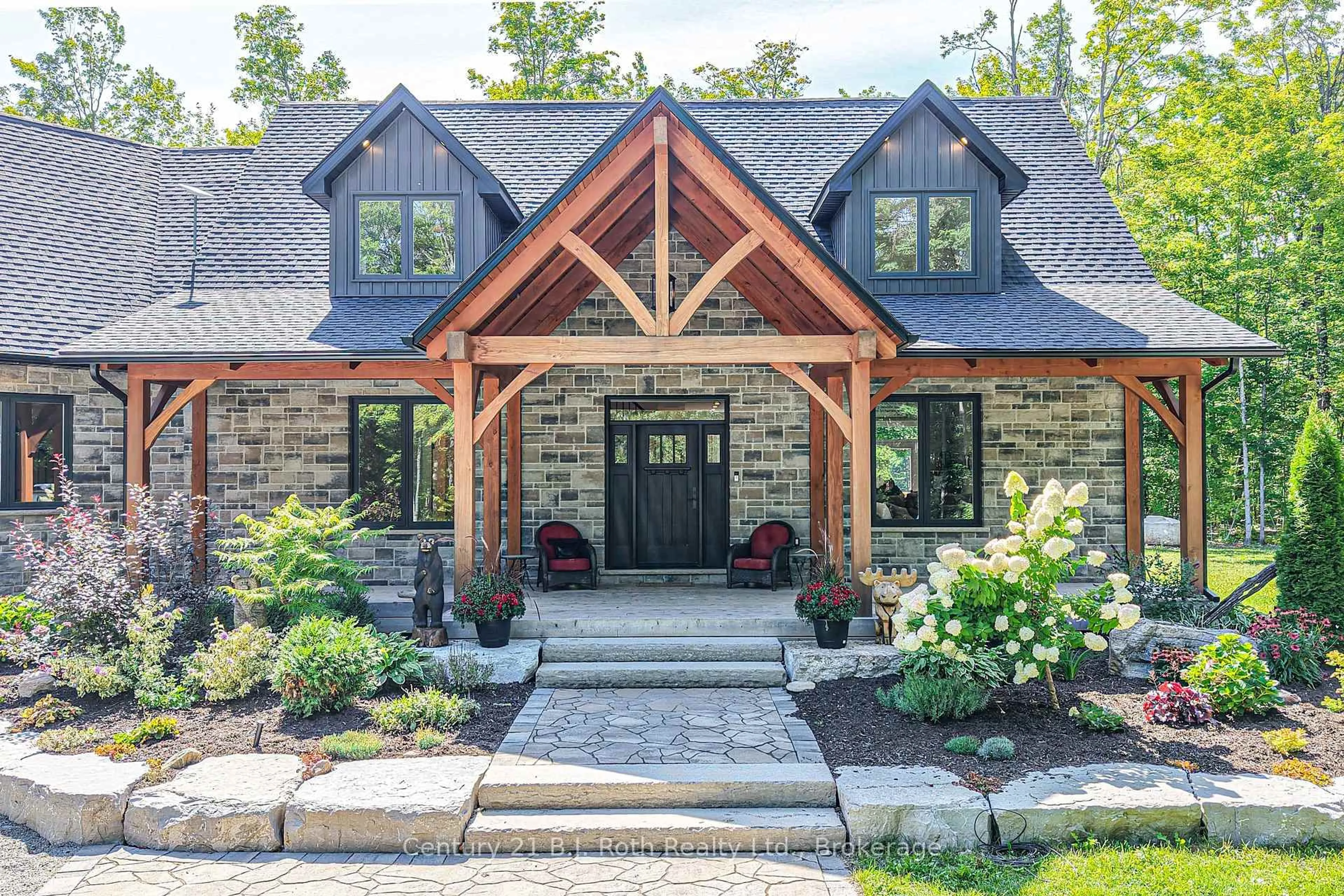 Indoor entryway for 3082 Fairgrounds Rd, Severn Ontario L3V 0Y2