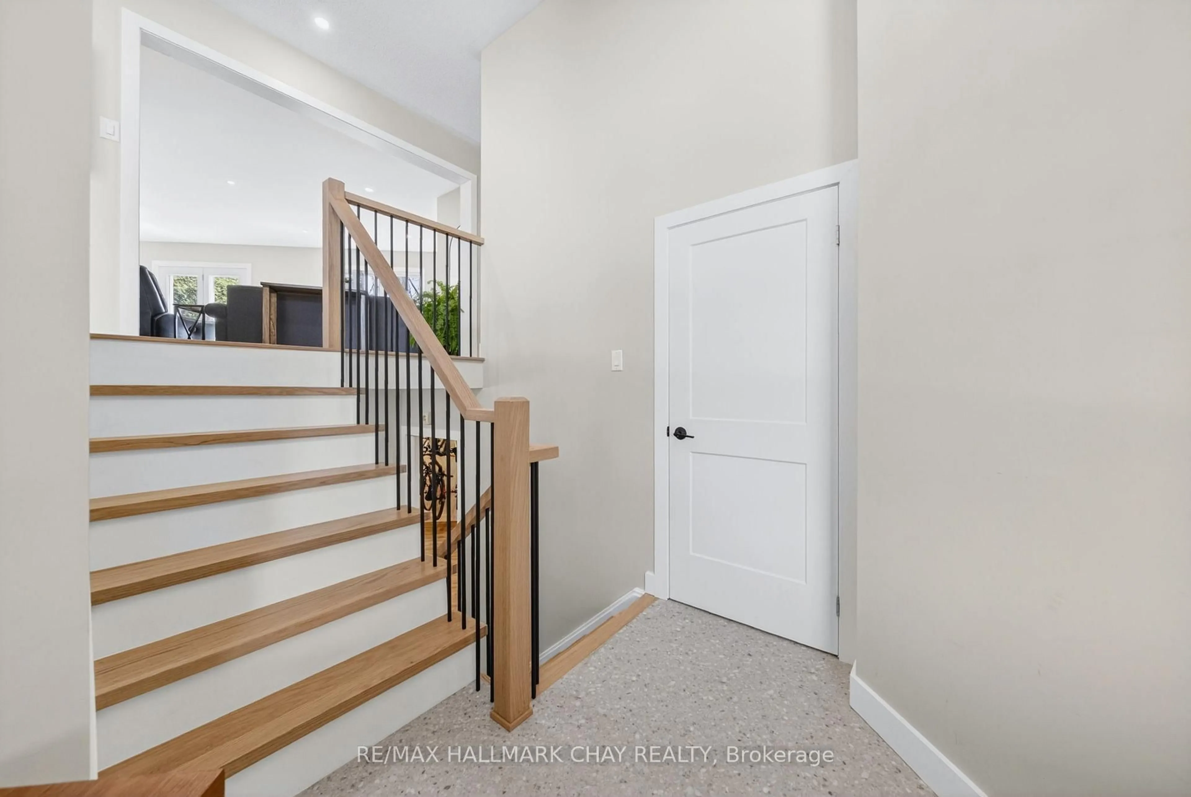 Indoor entryway for 51 Mcdermitt Tr, Tay Ontario L0K 2A0