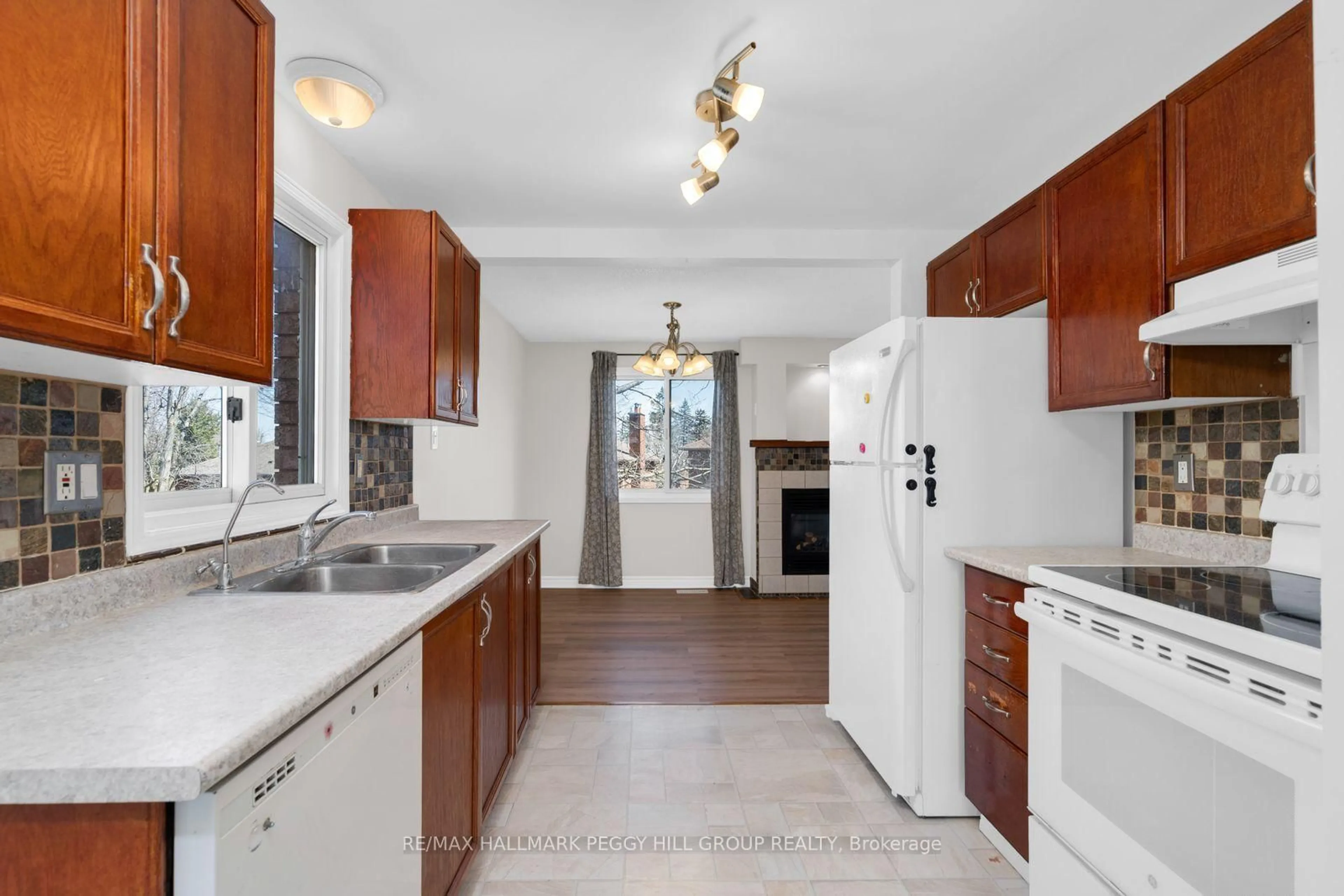 Standard kitchen, ceramic/tile floor for 24 Geddes Cres, Barrie Ontario L4N 7B2
