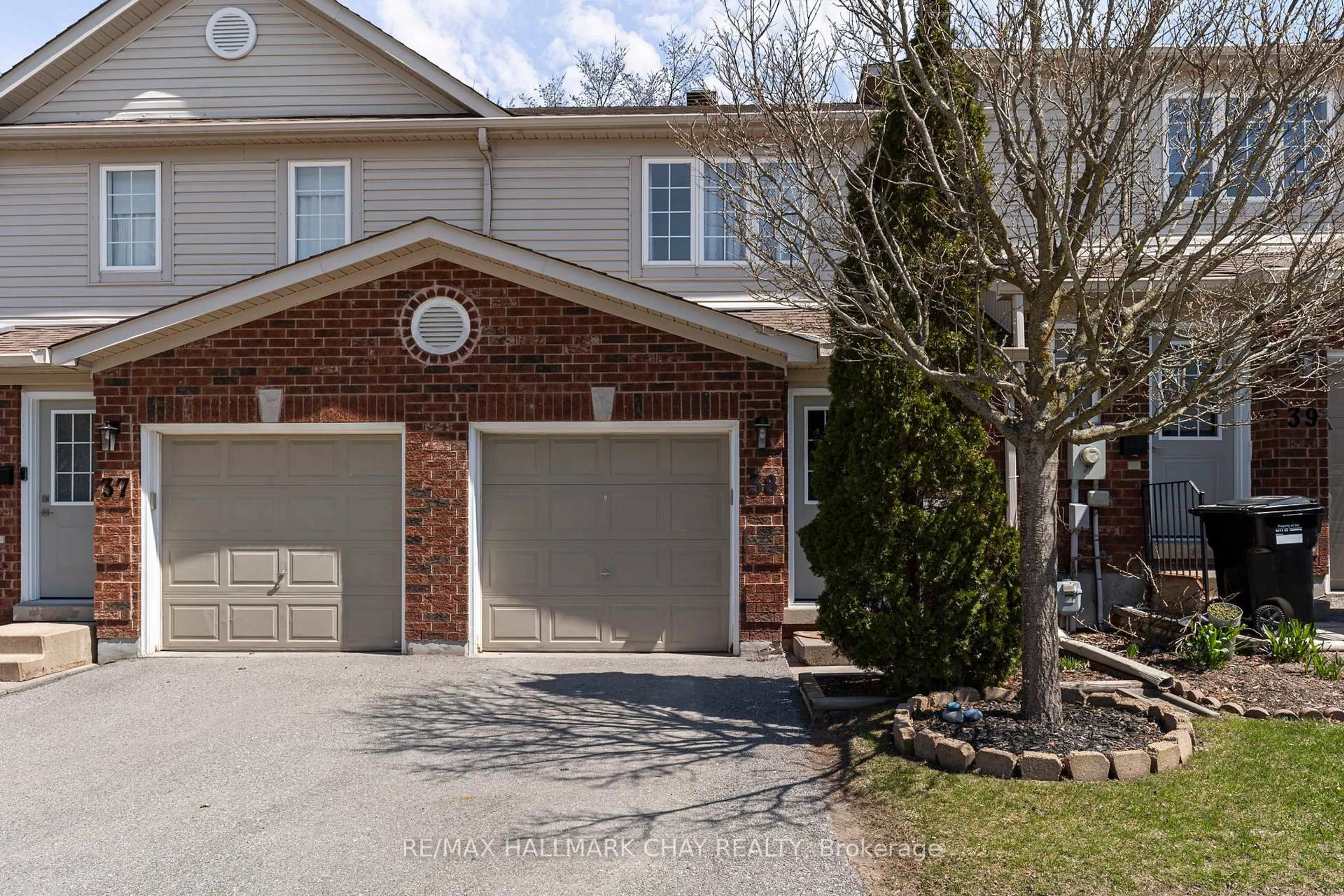 Home with brick exterior material, street for 430 MAPLEVIEW Dr #38, Barrie Ontario L4N 0H4
