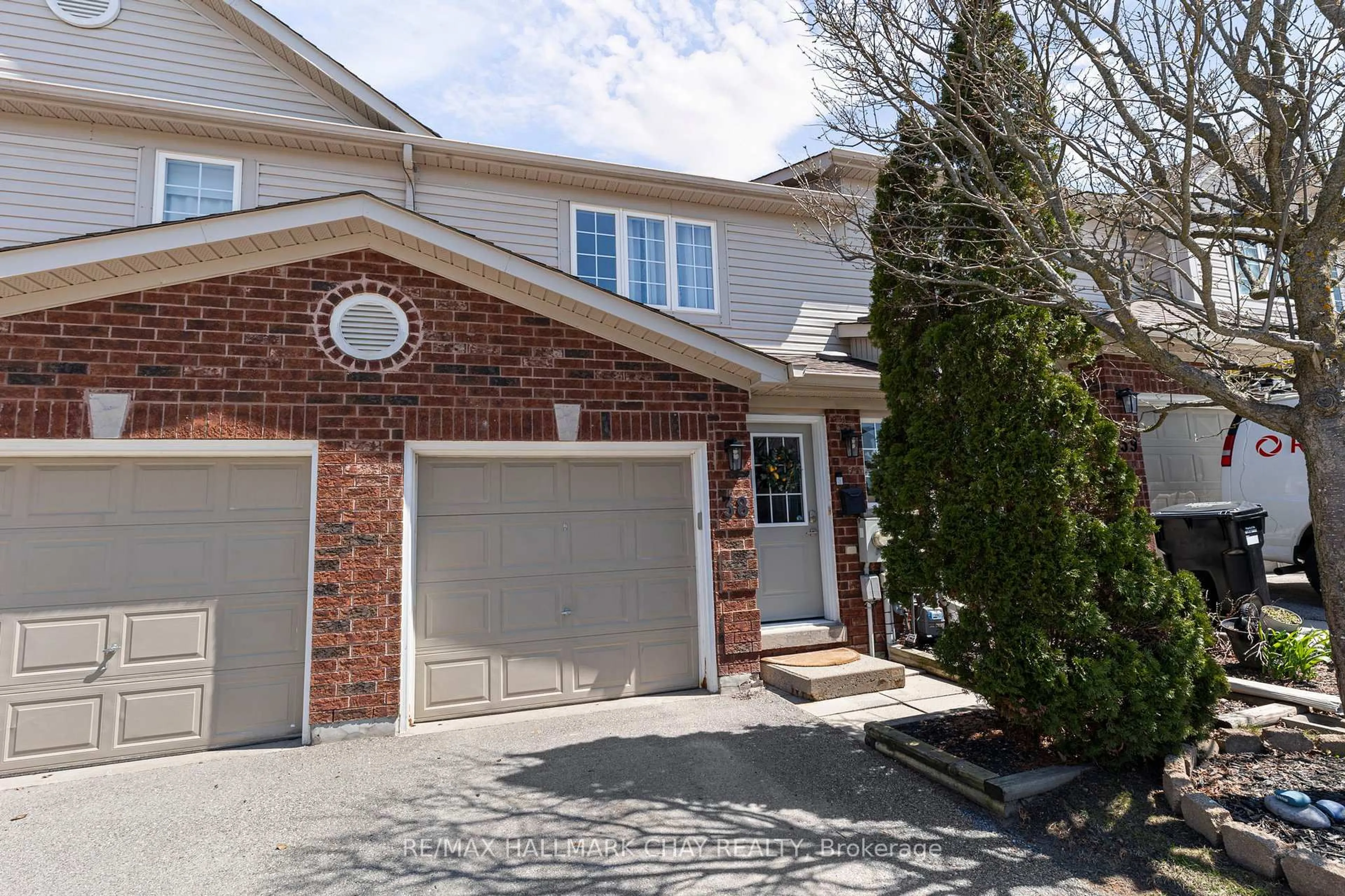 Home with brick exterior material, street for 430 MAPLEVIEW Dr #38, Barrie Ontario L4N 0H4