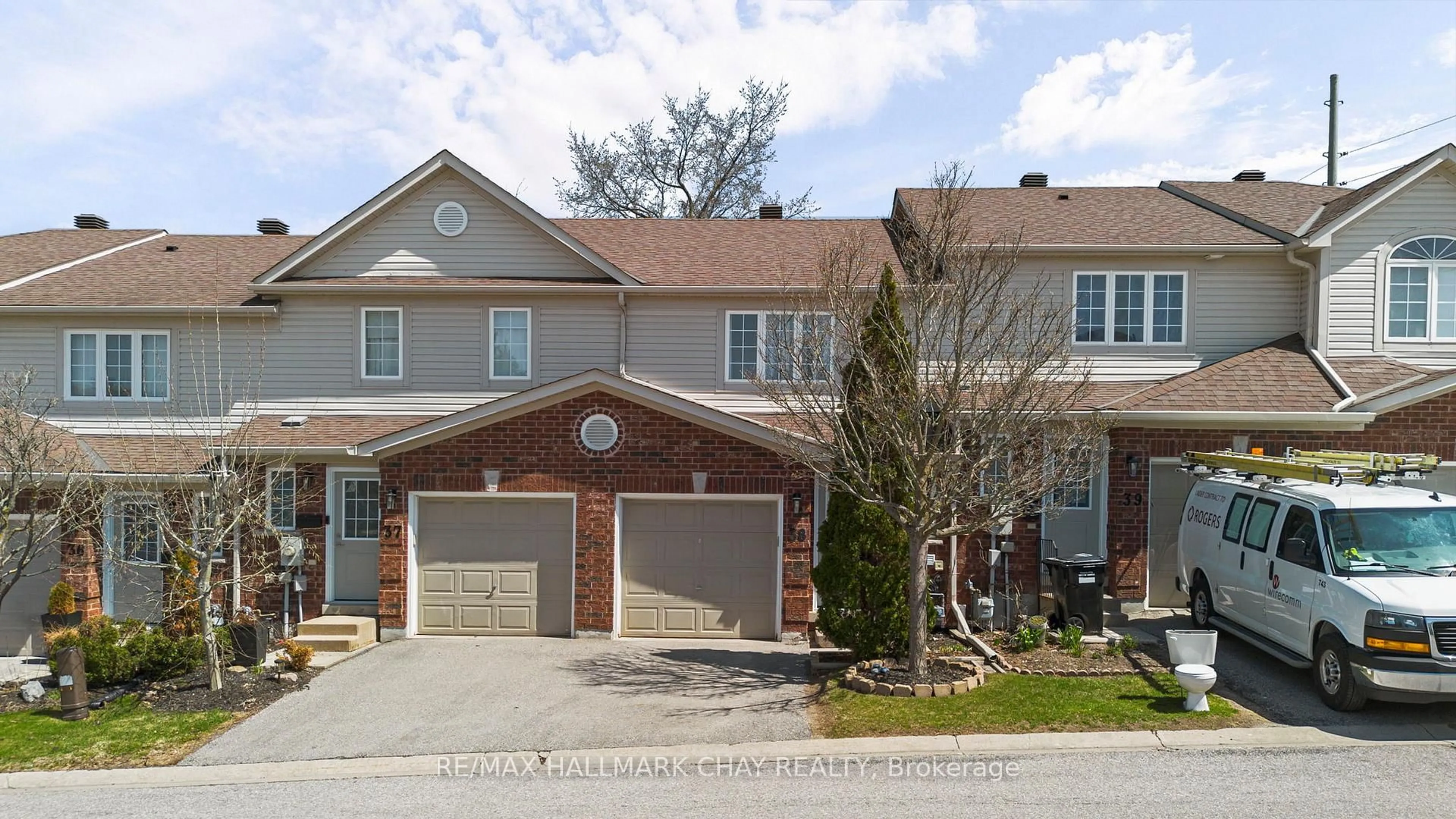 Home with brick exterior material, street for 430 MAPLEVIEW Dr #38, Barrie Ontario L4N 0H4