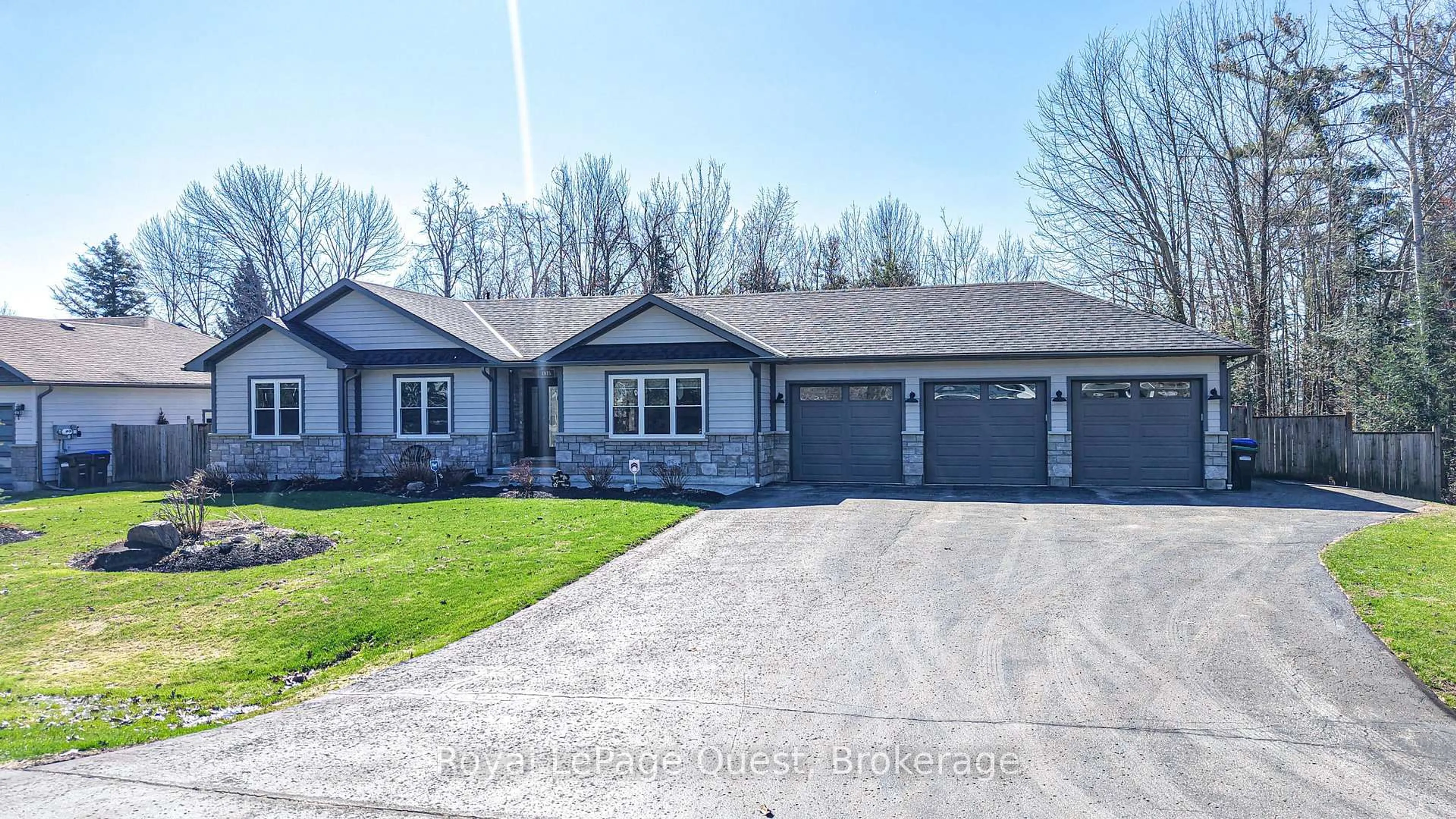 Home with vinyl exterior material, street for 1975 Confederation Dr, Severn Ontario L3V 7L1